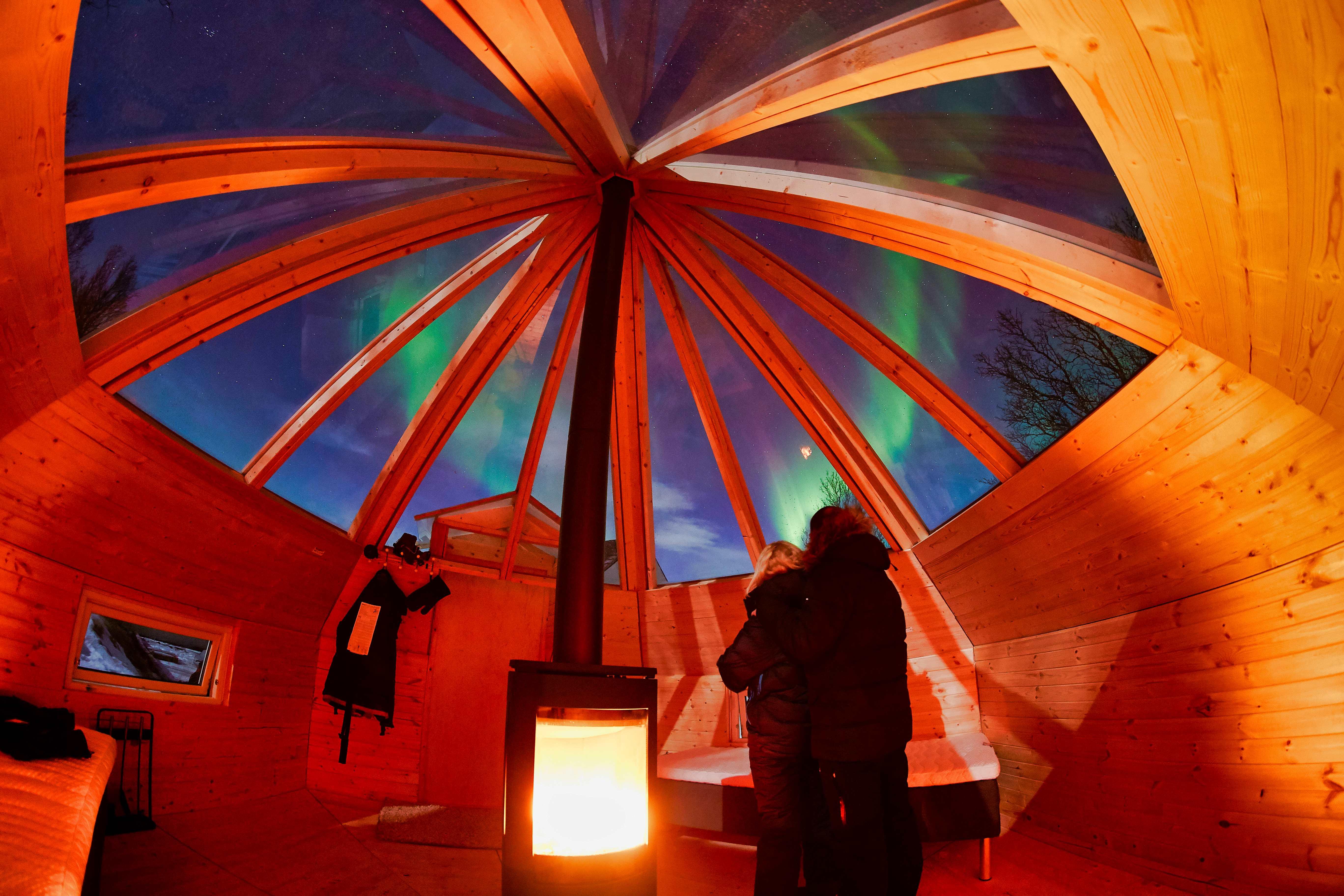 Tromsø: Aurora Crystal Lavvo Overnight with Guided Activity