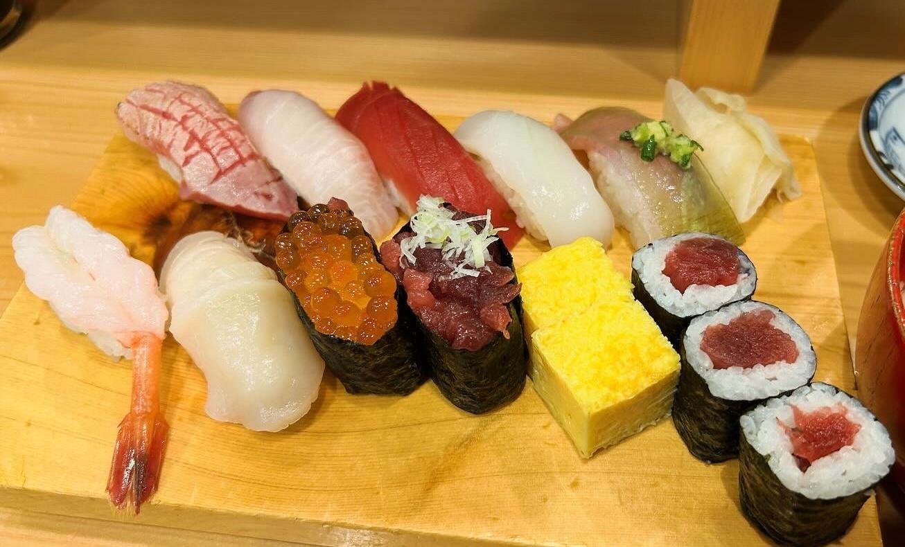Toyosu tuna auction tour — bluefin auction floor, buyers grading, Tsukiji market — image 10