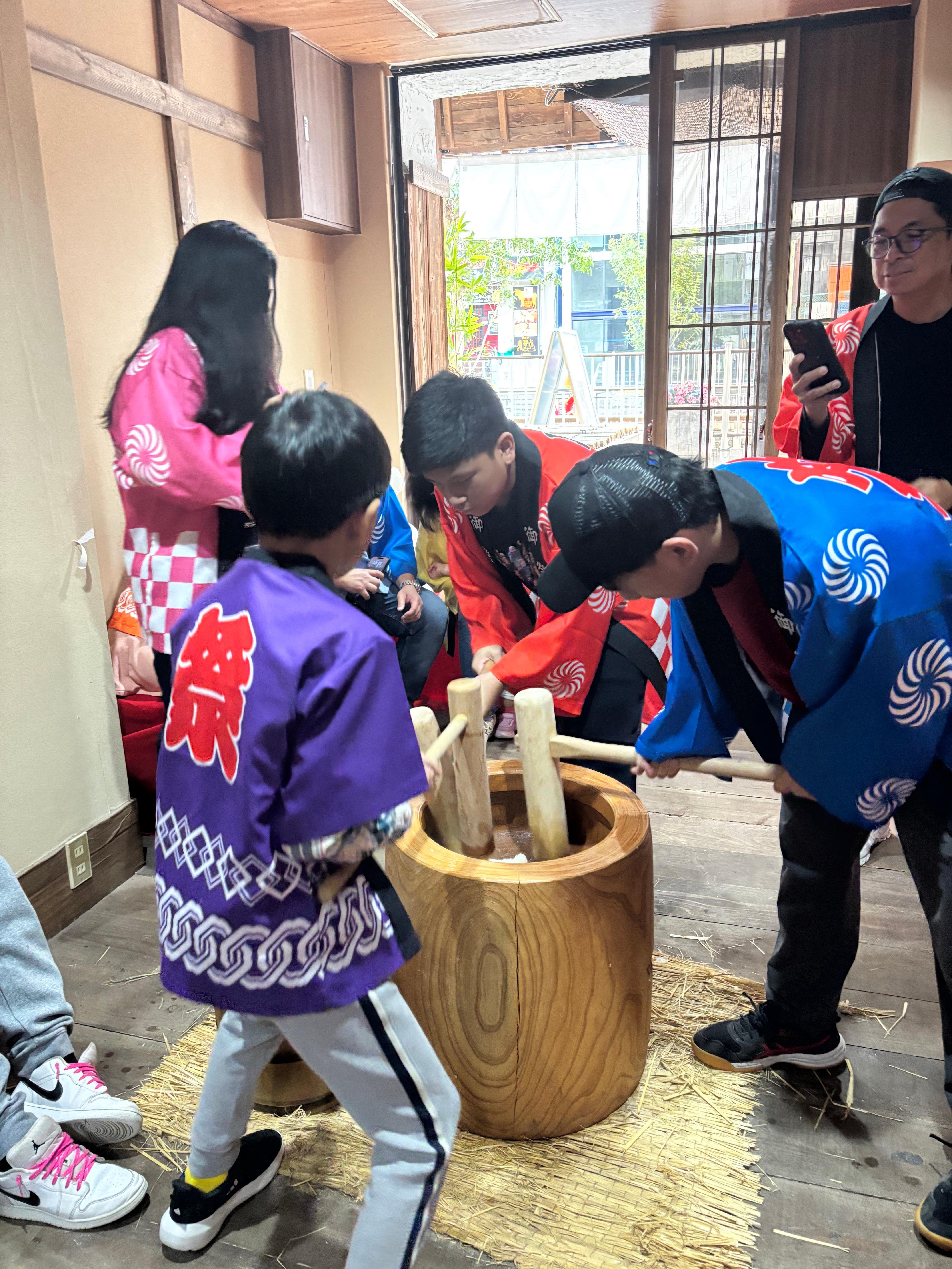 Osaka: Traditional Mochi Pounding Experience with Tasting