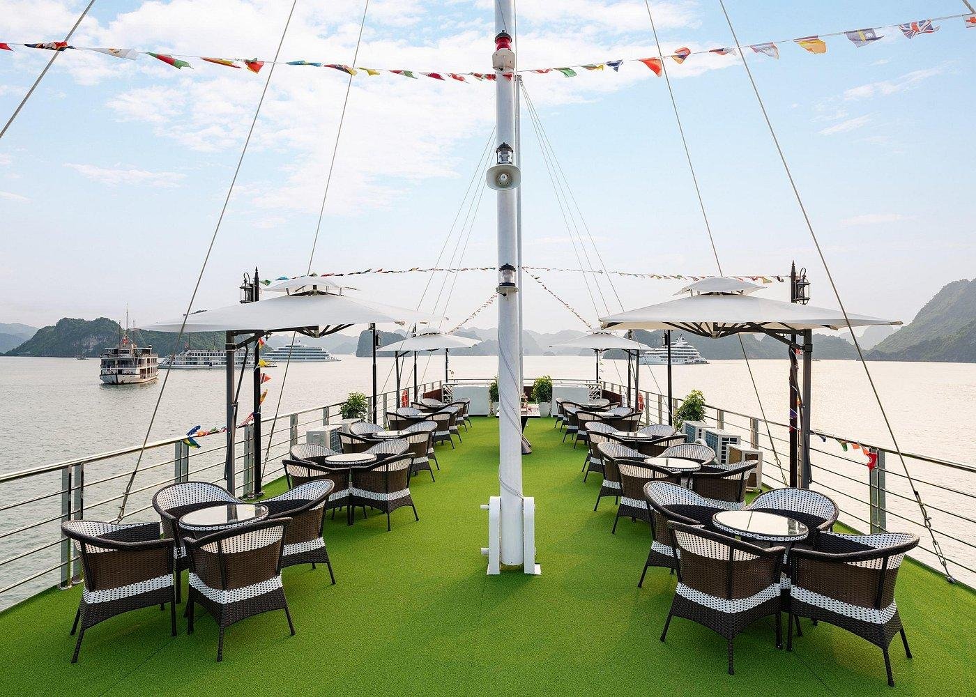 Private Ha Long Bay Luxury Cruise & Cave Tour from Hanoi