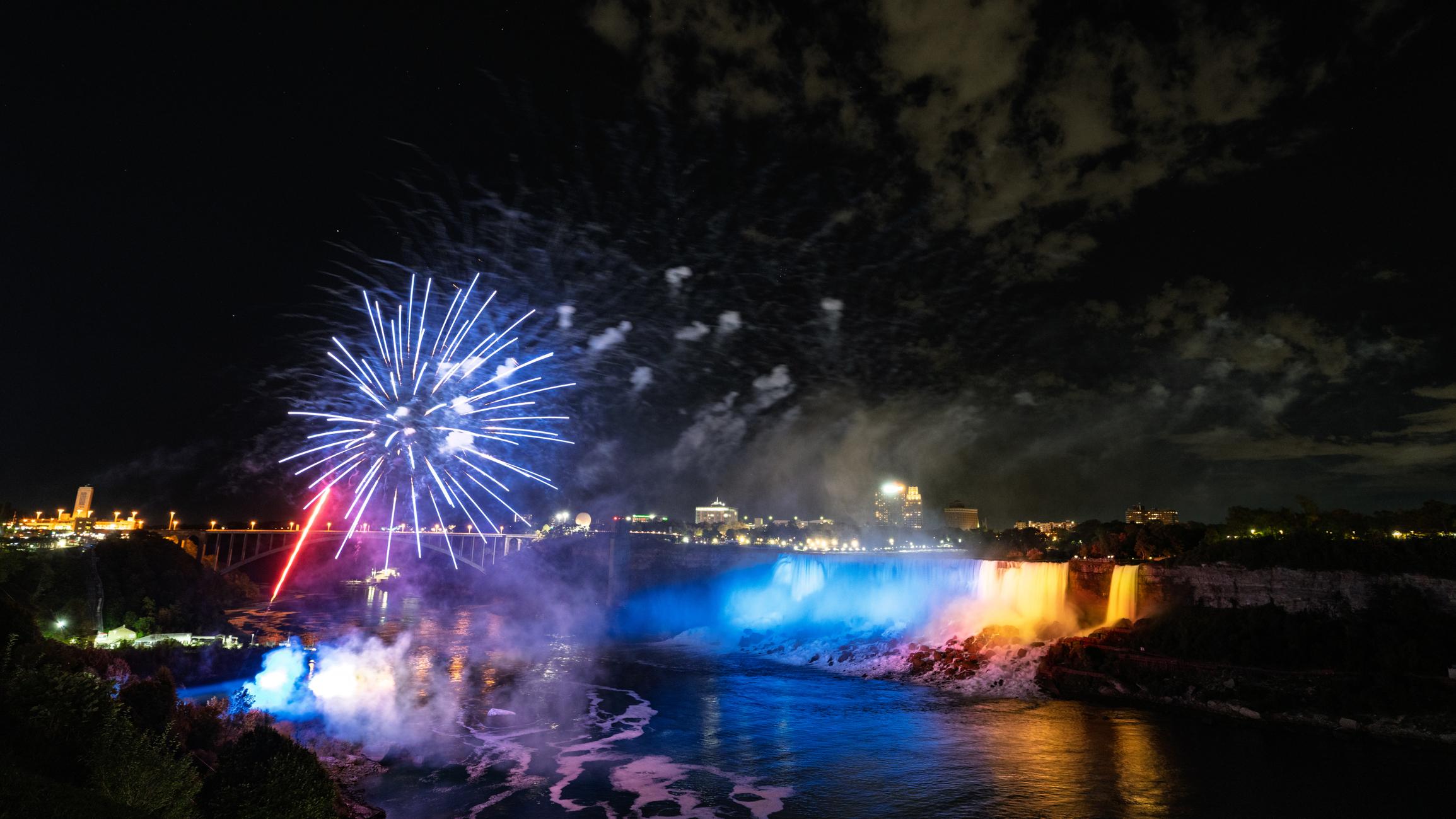 Niagara Falls Illuminated Evening Tour from Toronto