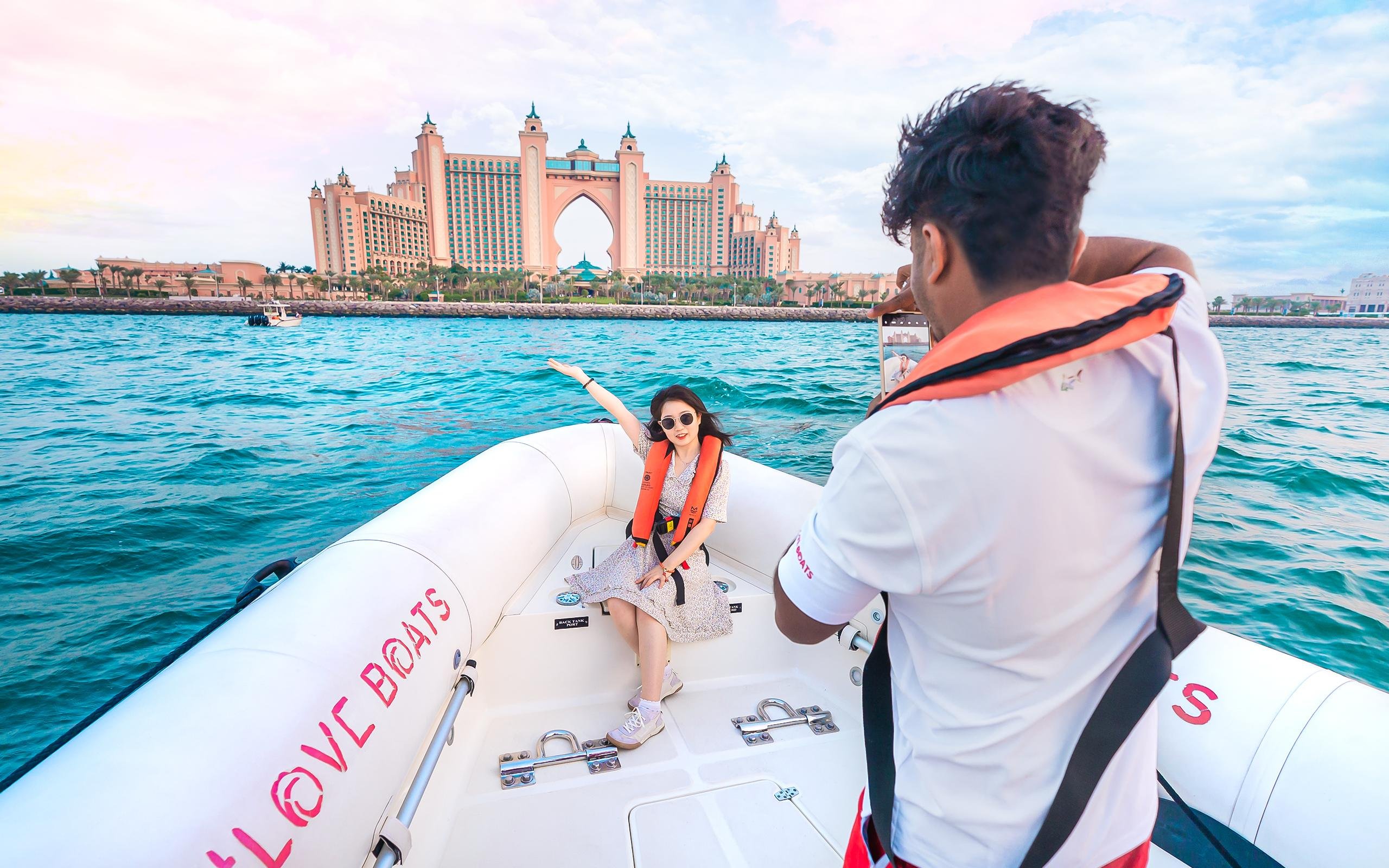 Dubai Speedboat Sightseeing Tour with Live Guide