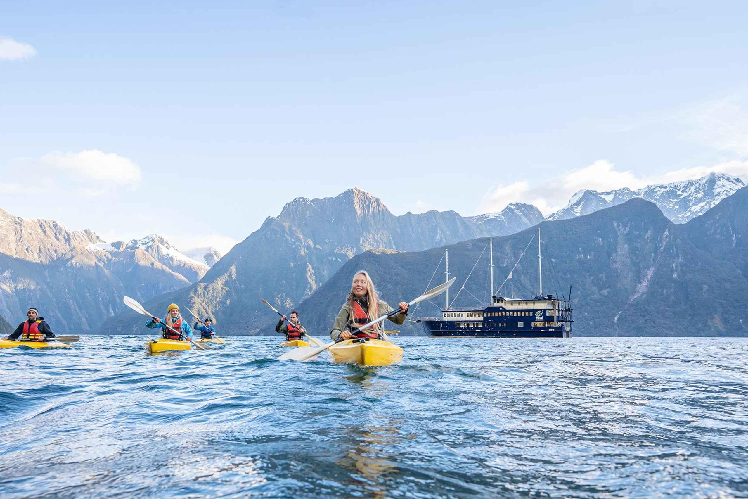 Milford Sound: Overnight Cruise with Water Activities