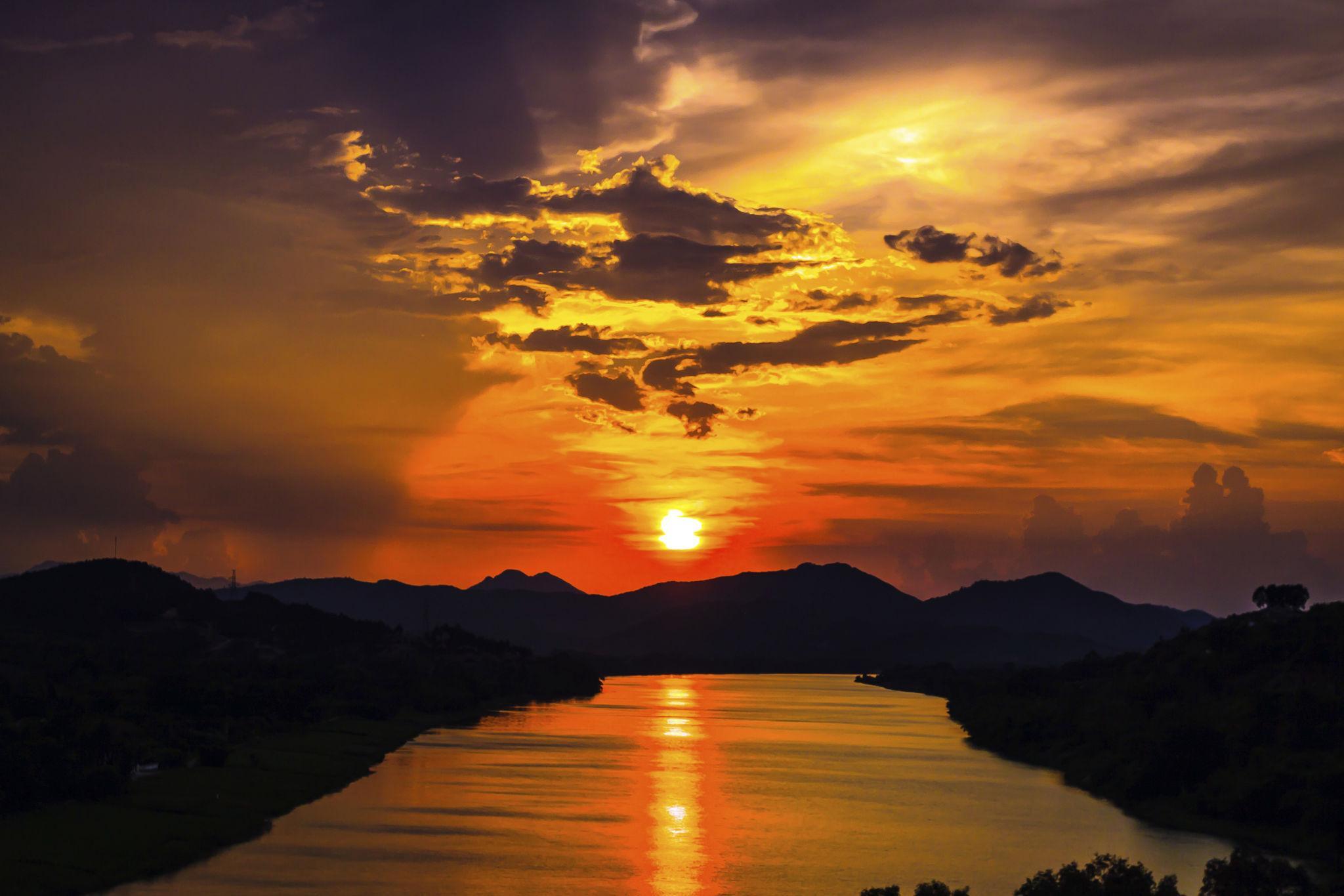 Hue Imperial City, Royal Tombs & Perfume River Discovery