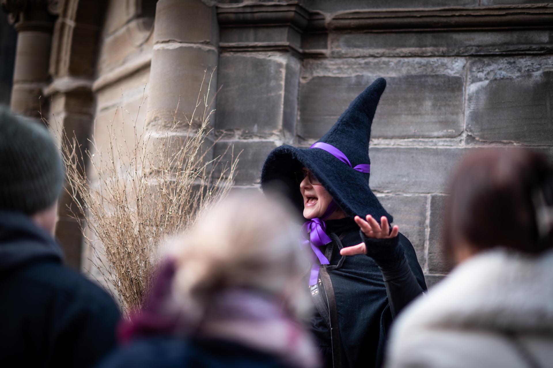 Edinburgh: Witches & Haunted History Walking Tour