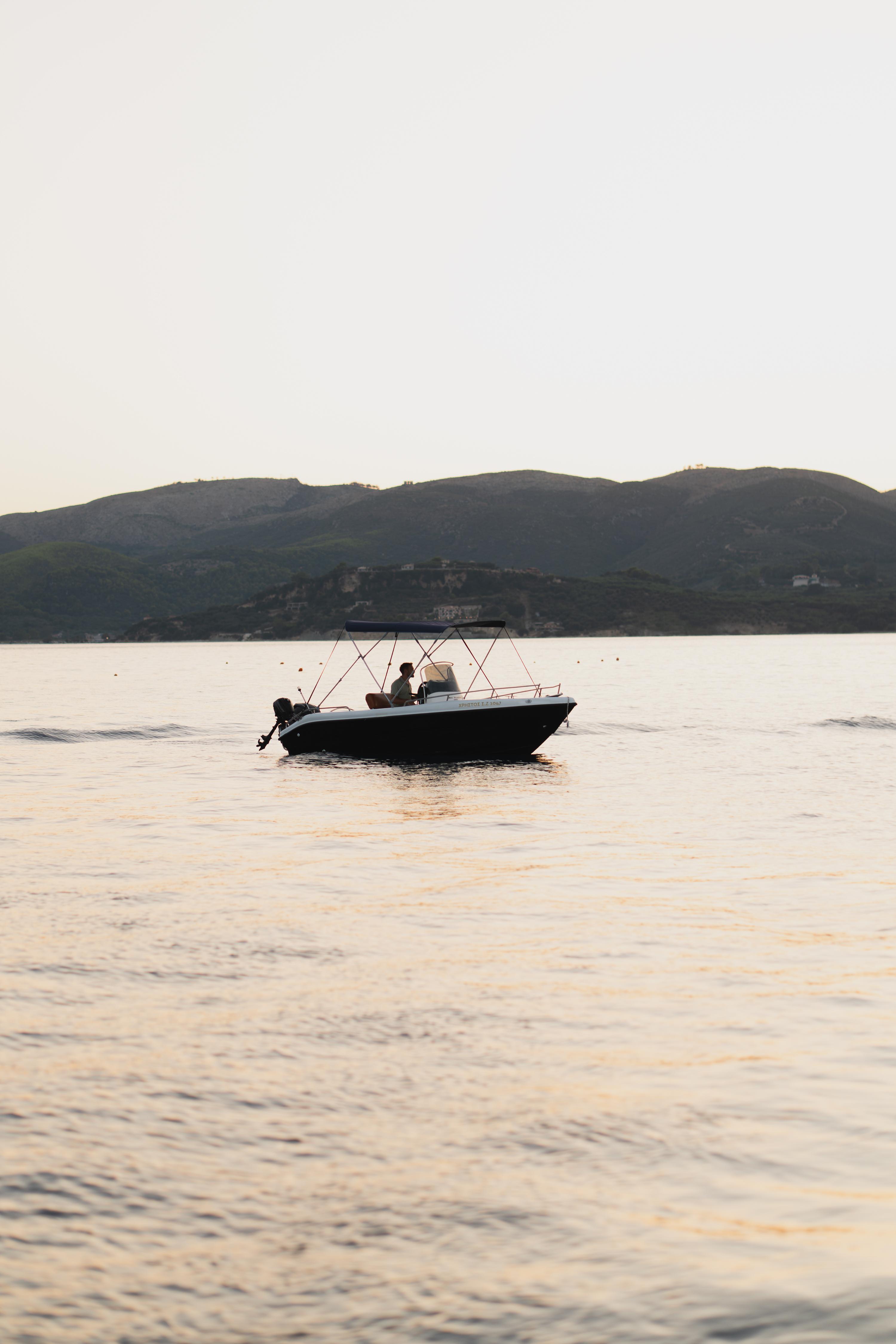 Private Self-Drive Boat Rental – No License Needed