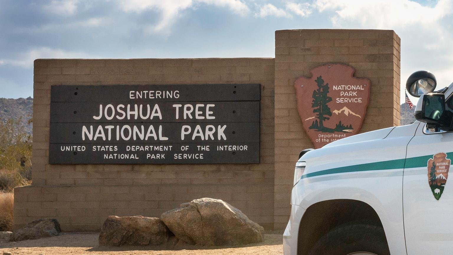 Eine Wüstenstraße, die sich durch den Joshua-Tree-Nationalpark schlängelt