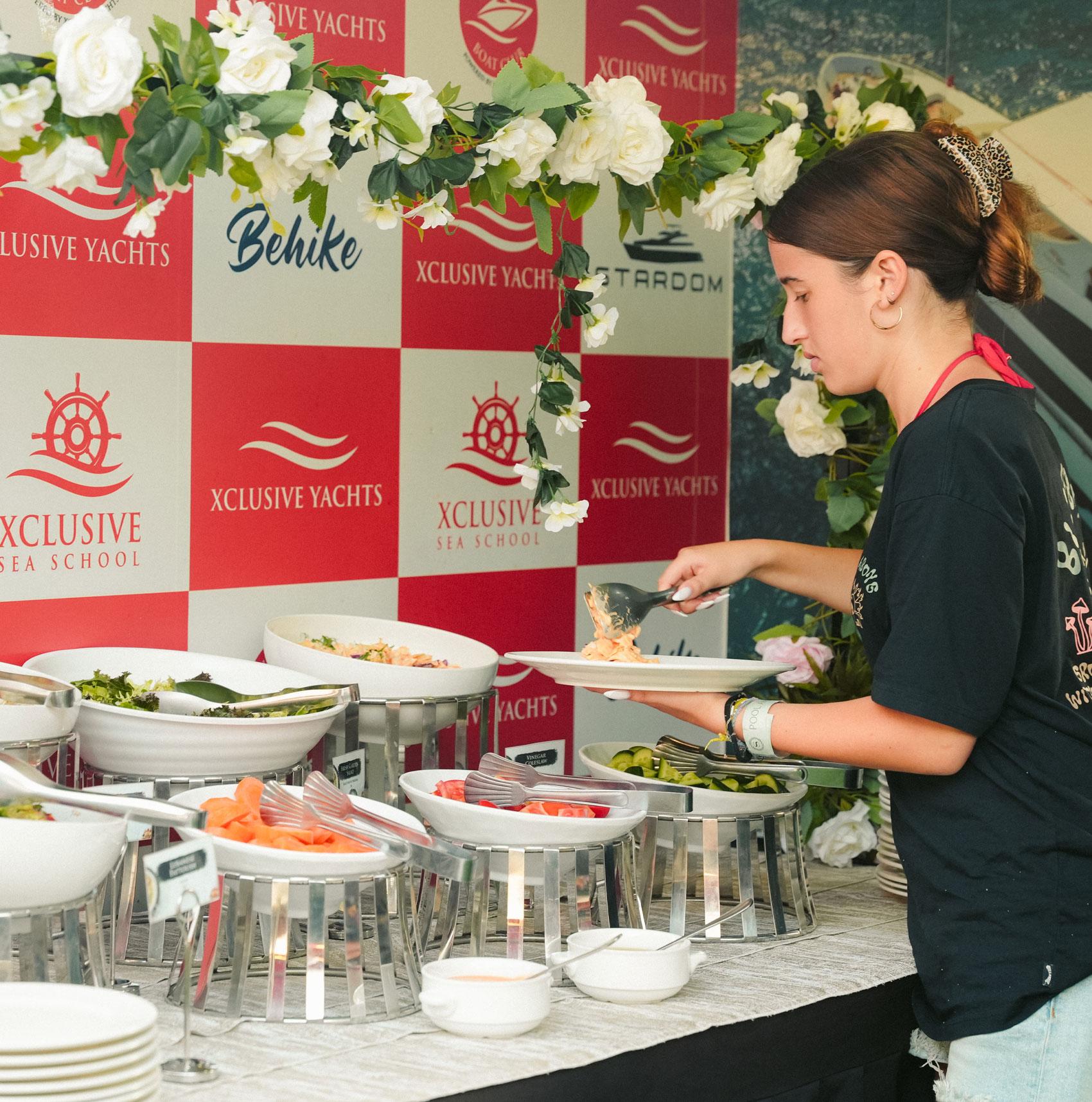 Dubai Marina Sunset & Dinner Cruise with Live Music & Open Bar