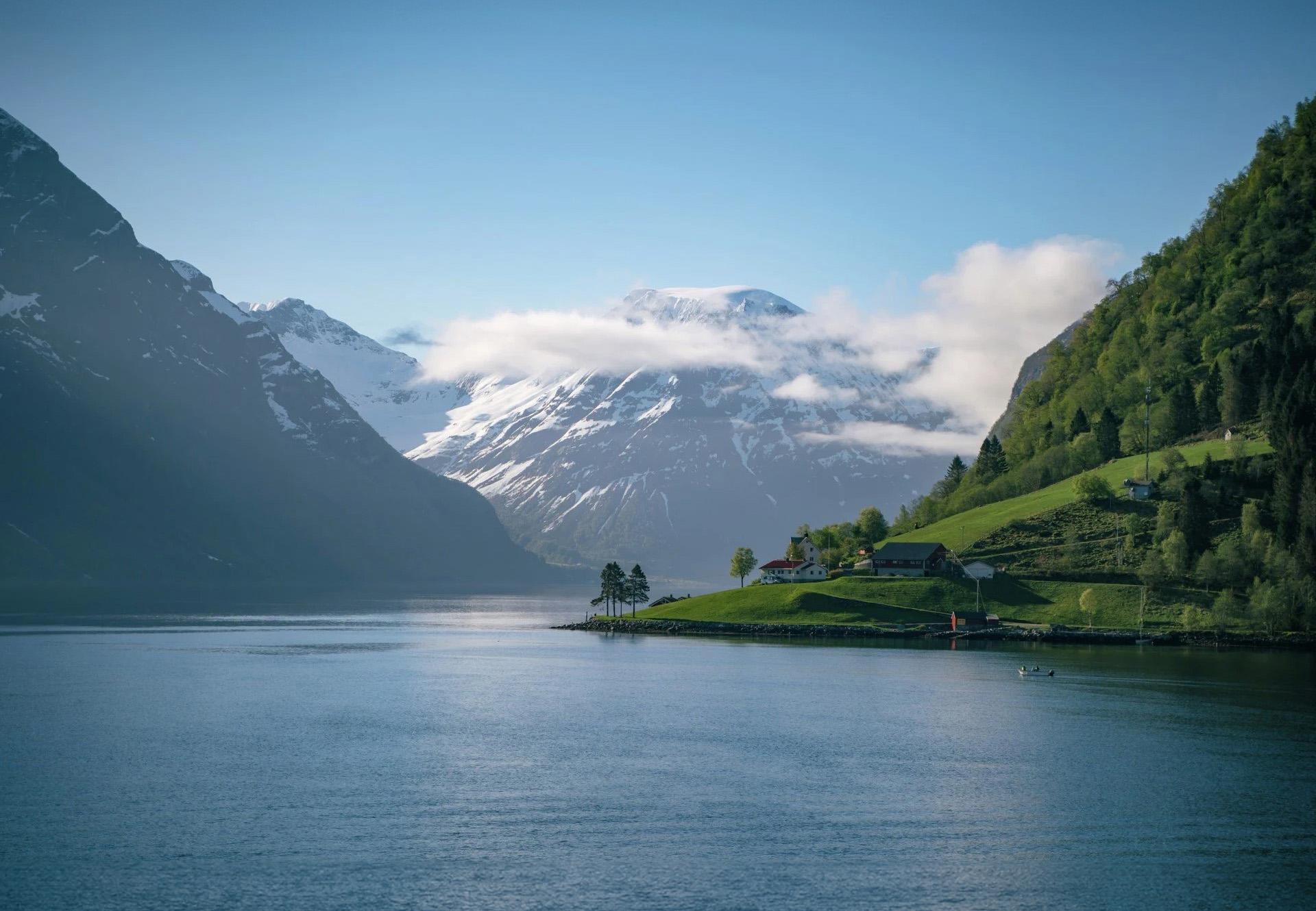 Hjørundfjord Cruise from Ålesund with Øye Village Stop