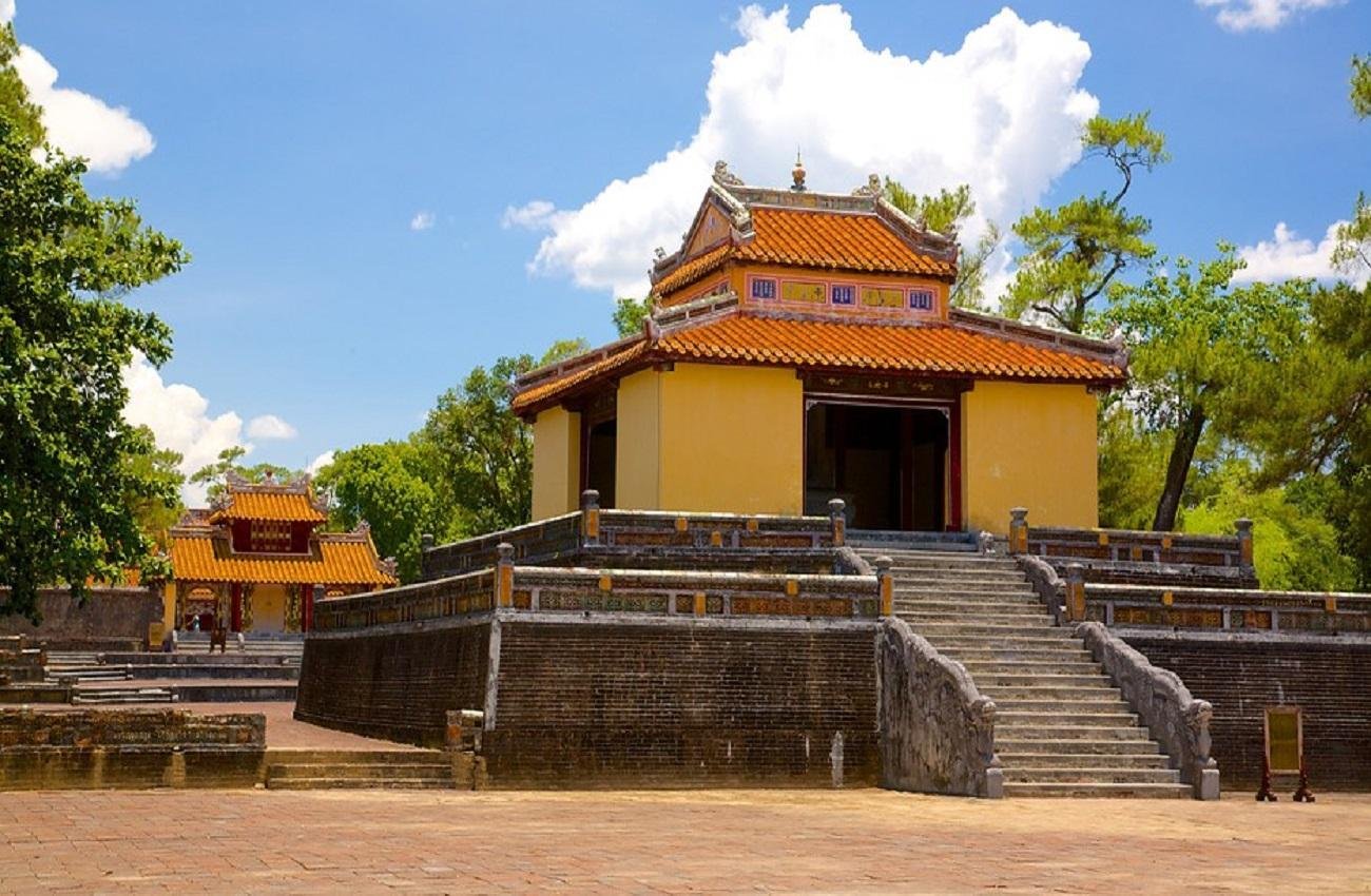 Hue: Private Dragon Boat, Pagoda, and Imperial Tombs Expedition