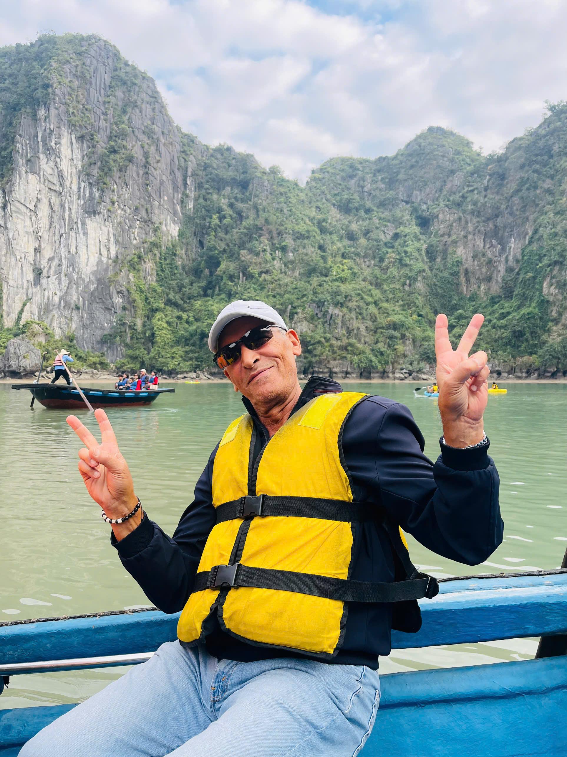 Luxury Ha Long Bay Day Cruise with Buffet & Kayaking