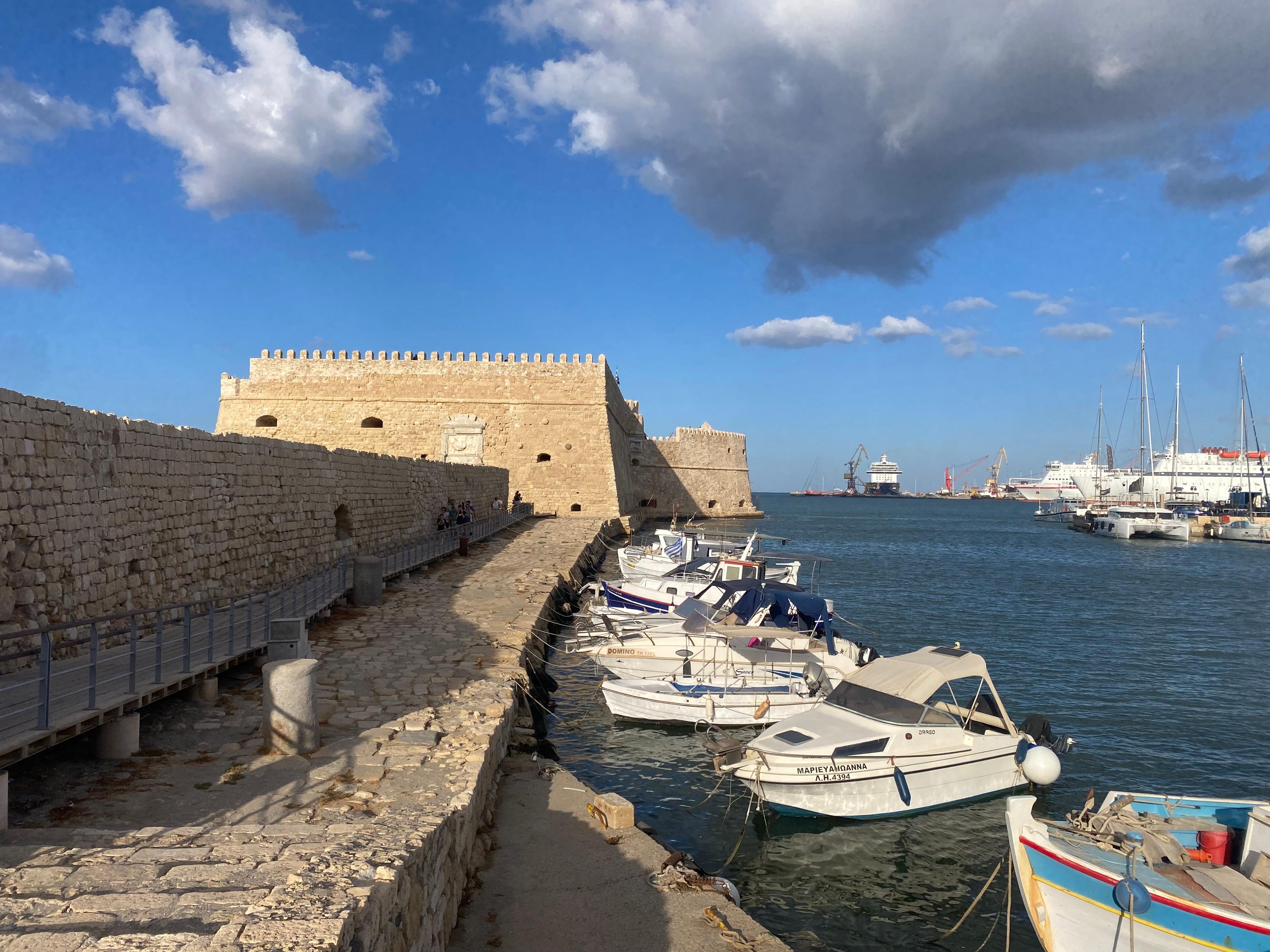 Heraklion Walking Tour with Traditional Cretan Tastings