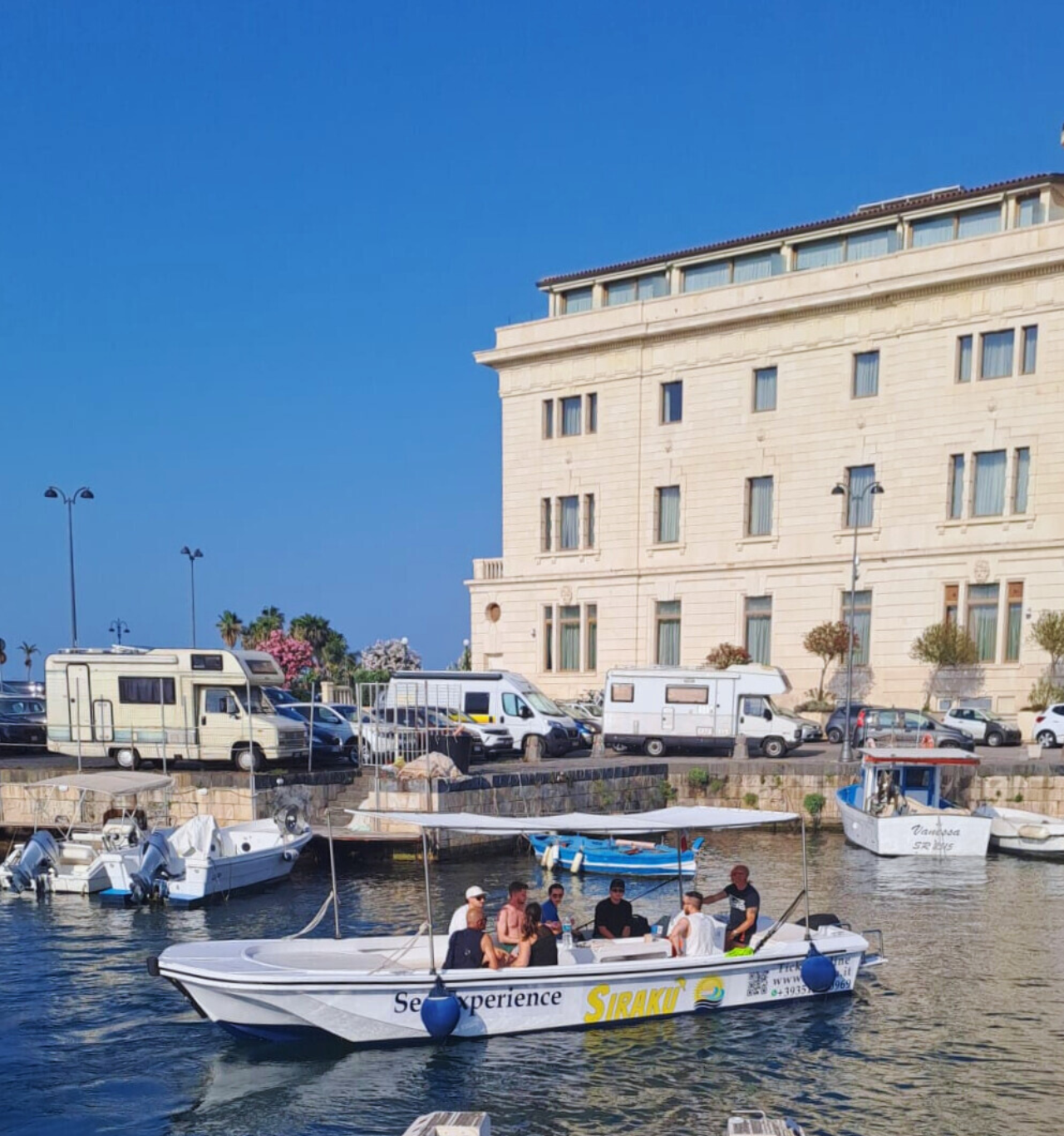Siracusa: Ortigia & Sea Caves Boat Tour w/ Prosecco & Fruit