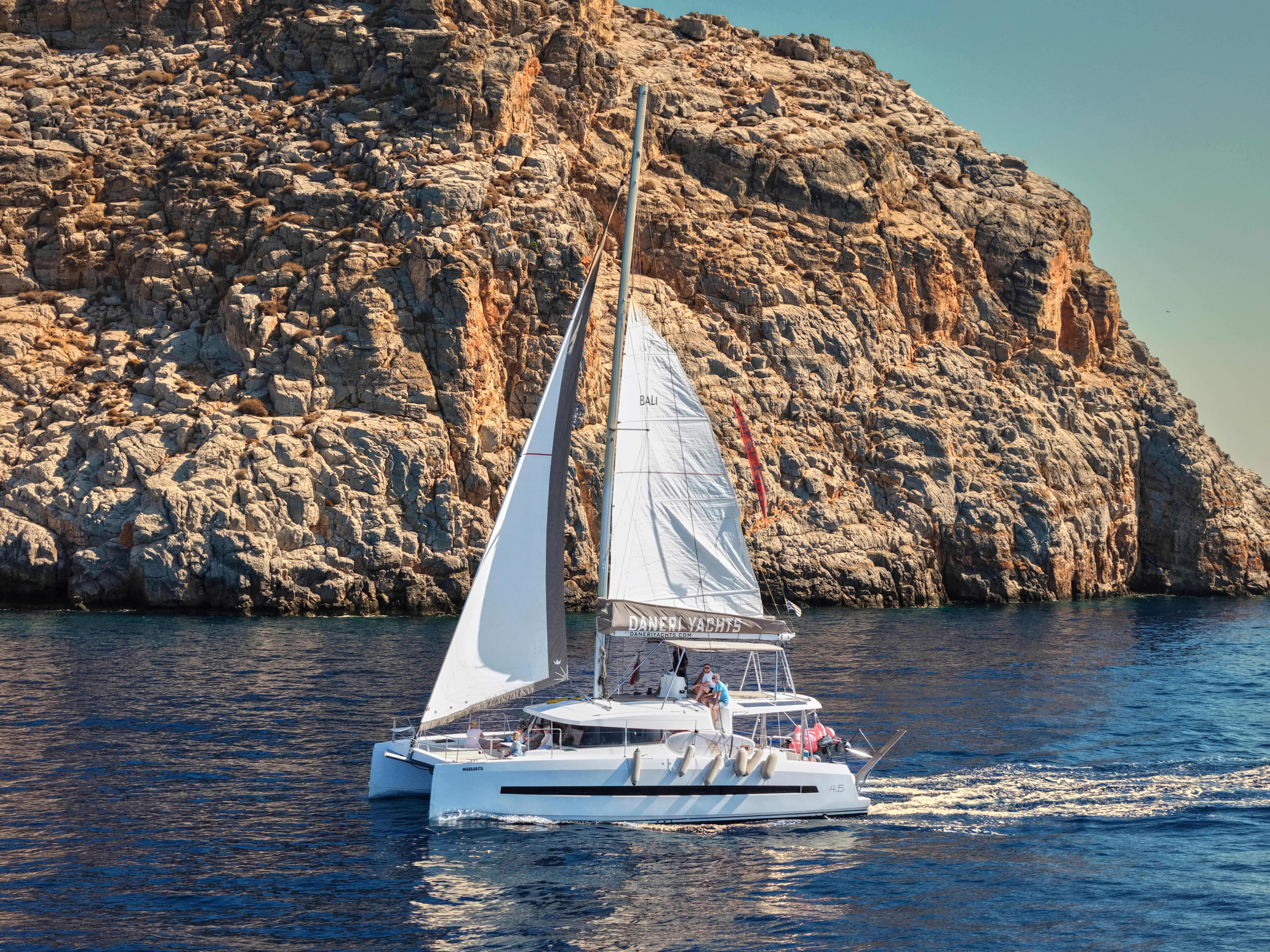 Dia Island Catamaran Cruise with Lunch & Open Bar
