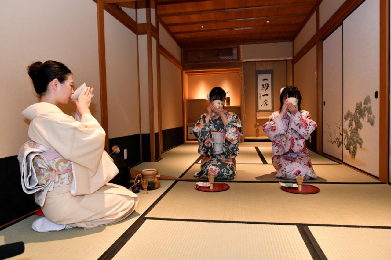 Kyoto Kimono Tea Ceremony at Orizuruya Gion