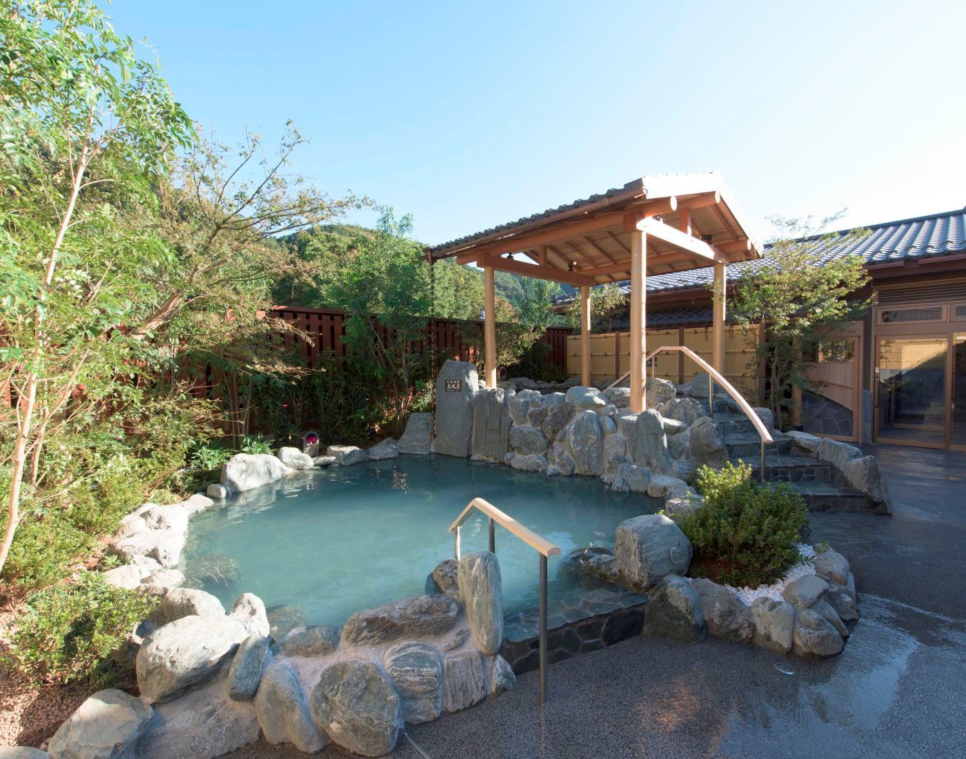 Tokyo: Mt Takao Tour with Ramen and Tattoo-Okay Hot Spring — Japanese onsen experience photo 3