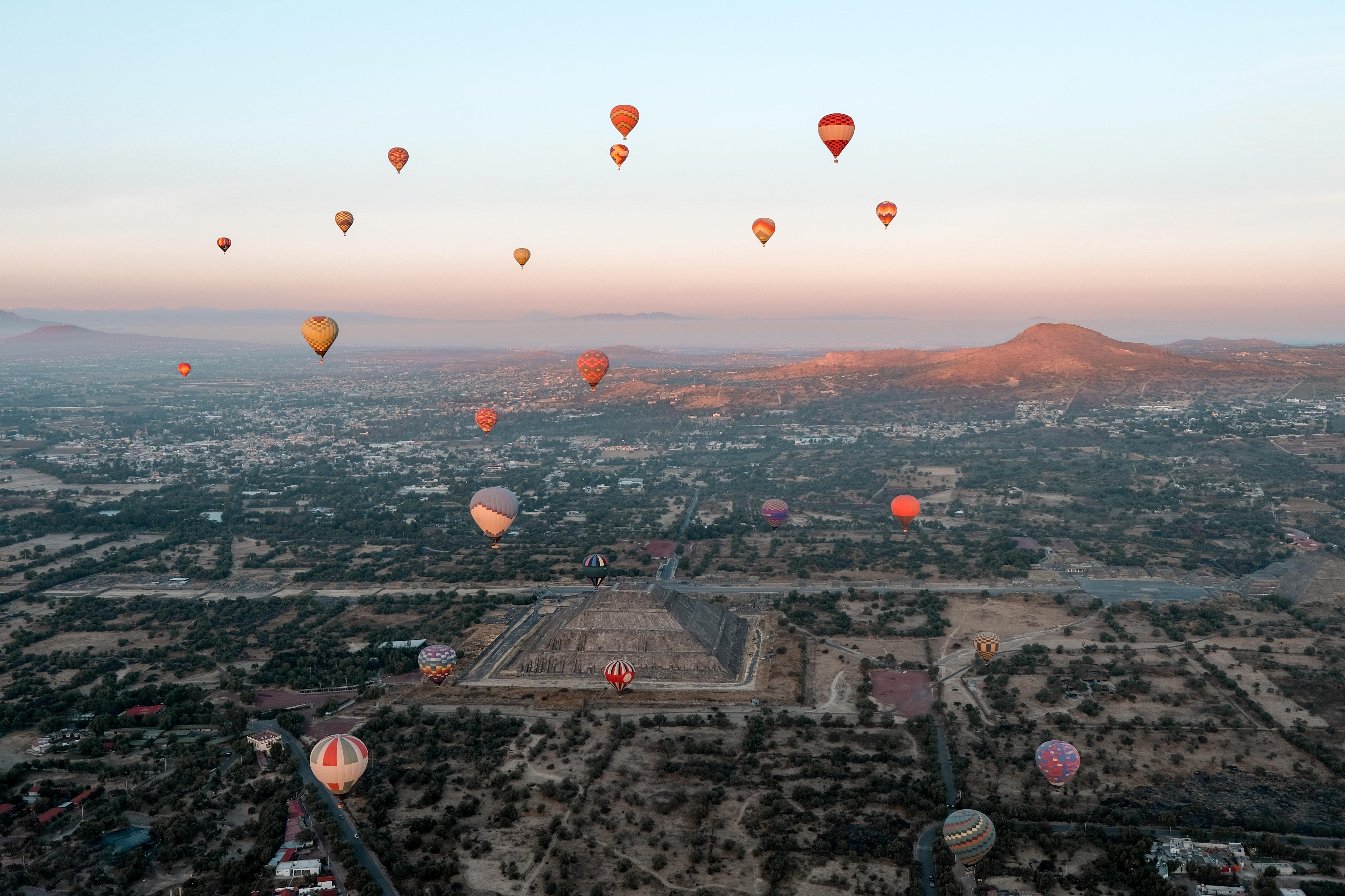 Teotihuacan Sunrise Hot Air Balloon Expedition from Mexico City