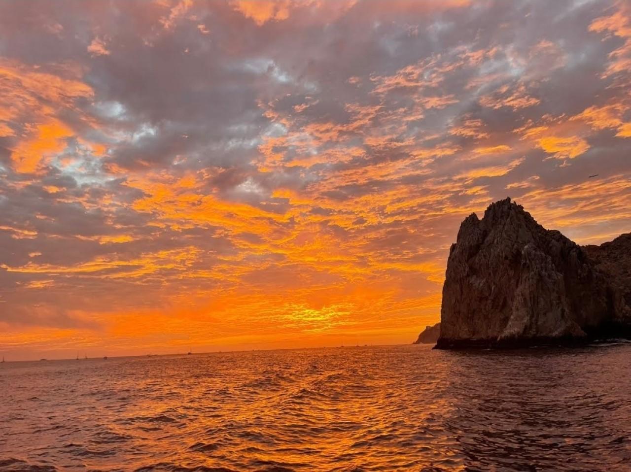 Cabo Private Yacht Experience: Arch, Snorkeling & Gourmet Bites