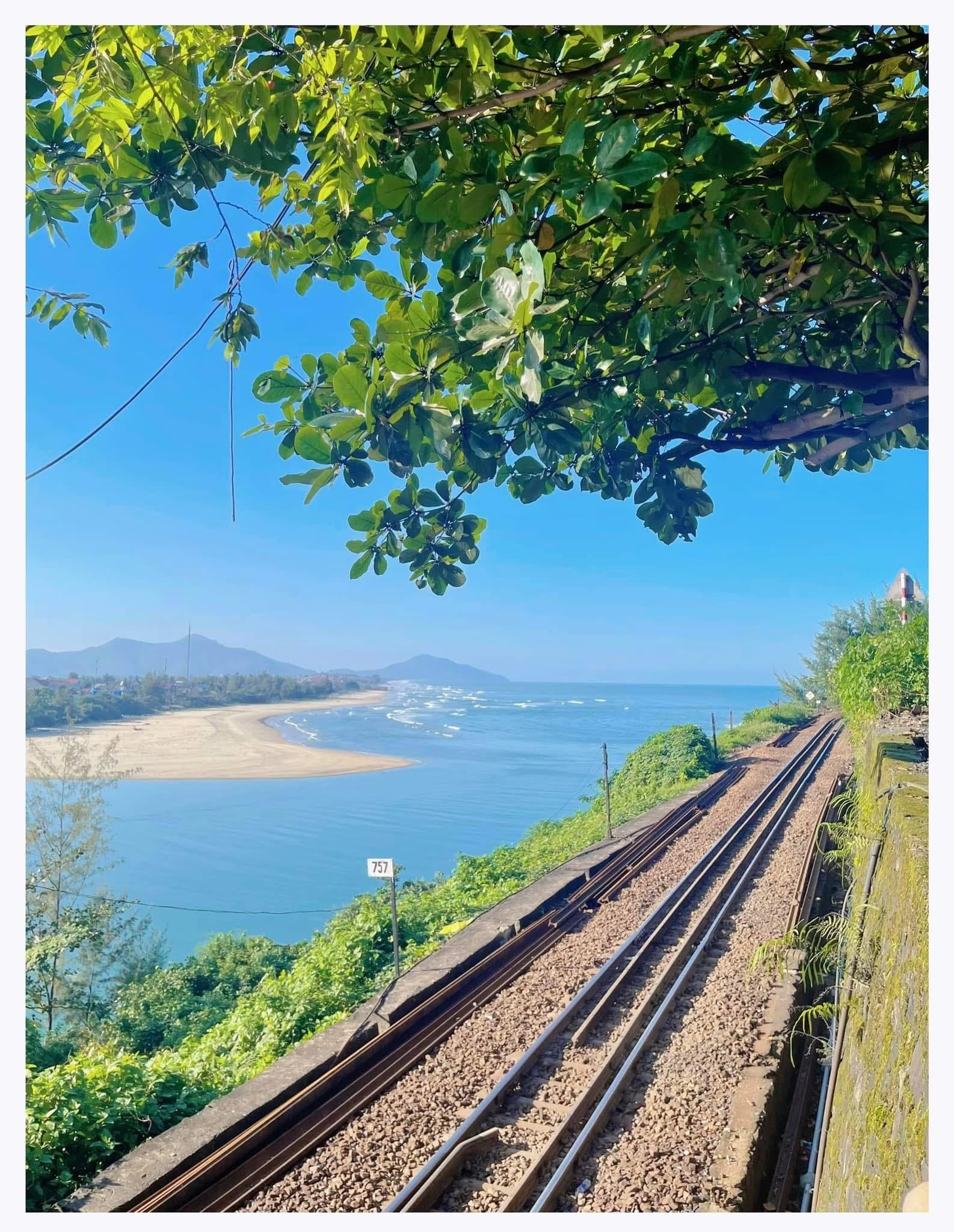 Hue Imperial City & Hai Van Pass Private Rail Tour