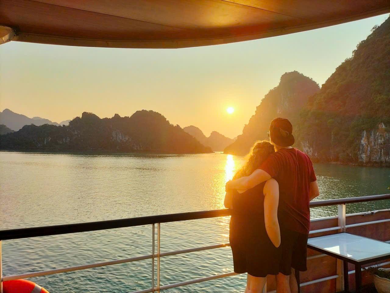 Ha Long Bay Full-Day Cruise: Caves, Kayaking & Scenic Views