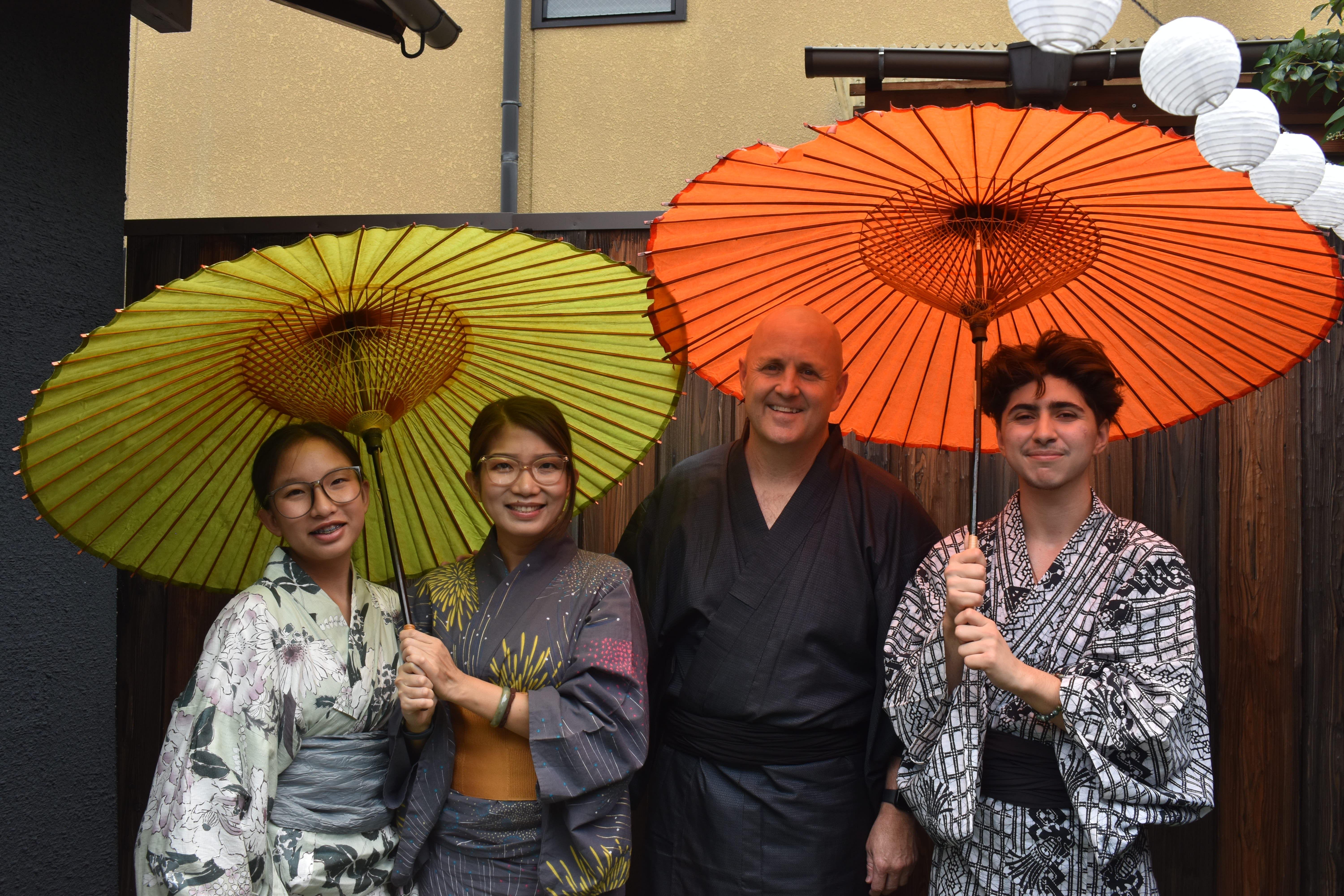 Privat upplevelse i Machiya i Kyoto: Tebjudning, kalligrafi & kimono