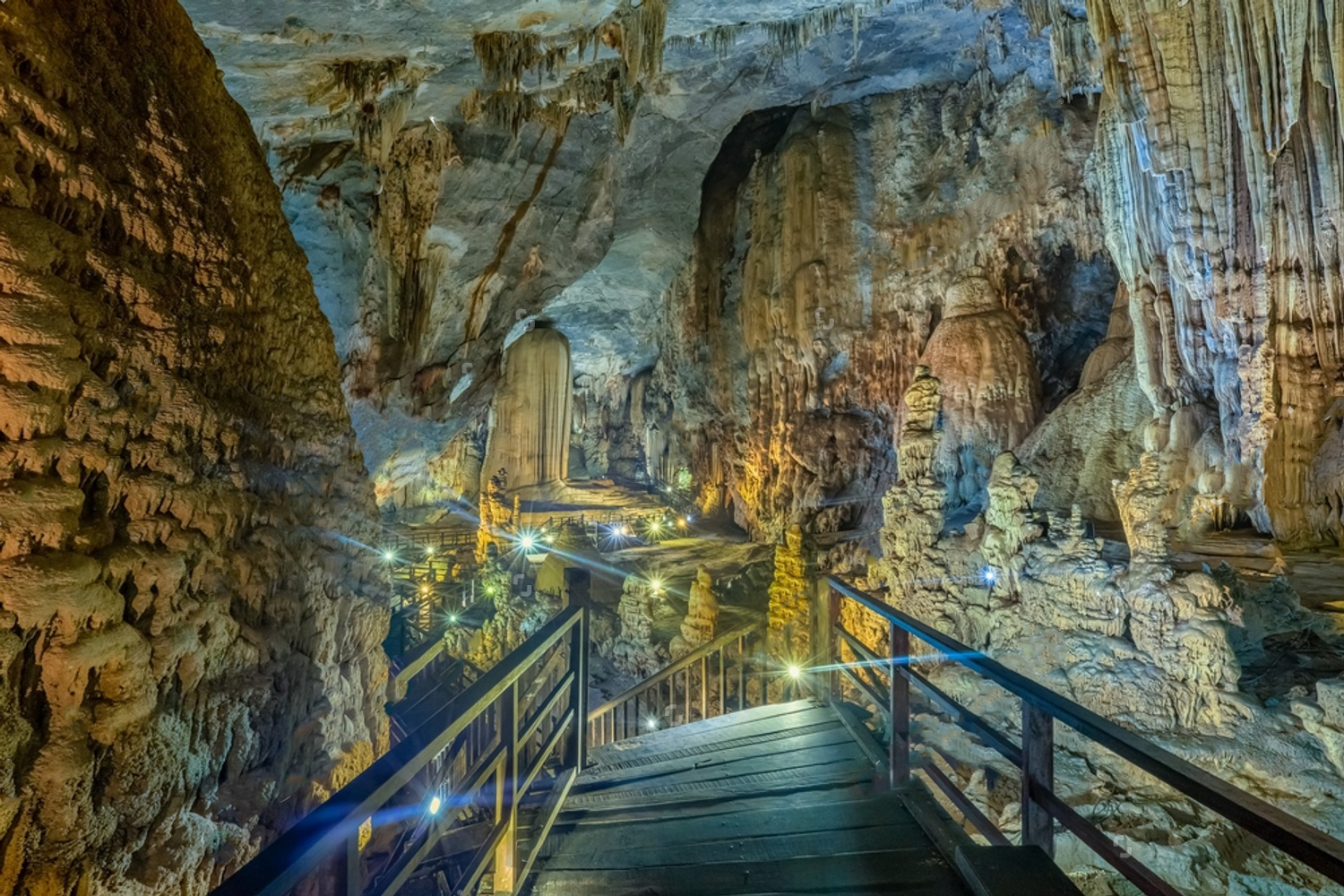Phong Nha Cave boat tour Son River dragon boat and Paradise Cave karst — image 44
