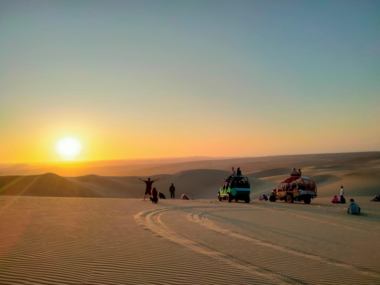 Aventura en Paracas y Huacachina: Islas, Dunas y Puesta de Sol en el Desierto