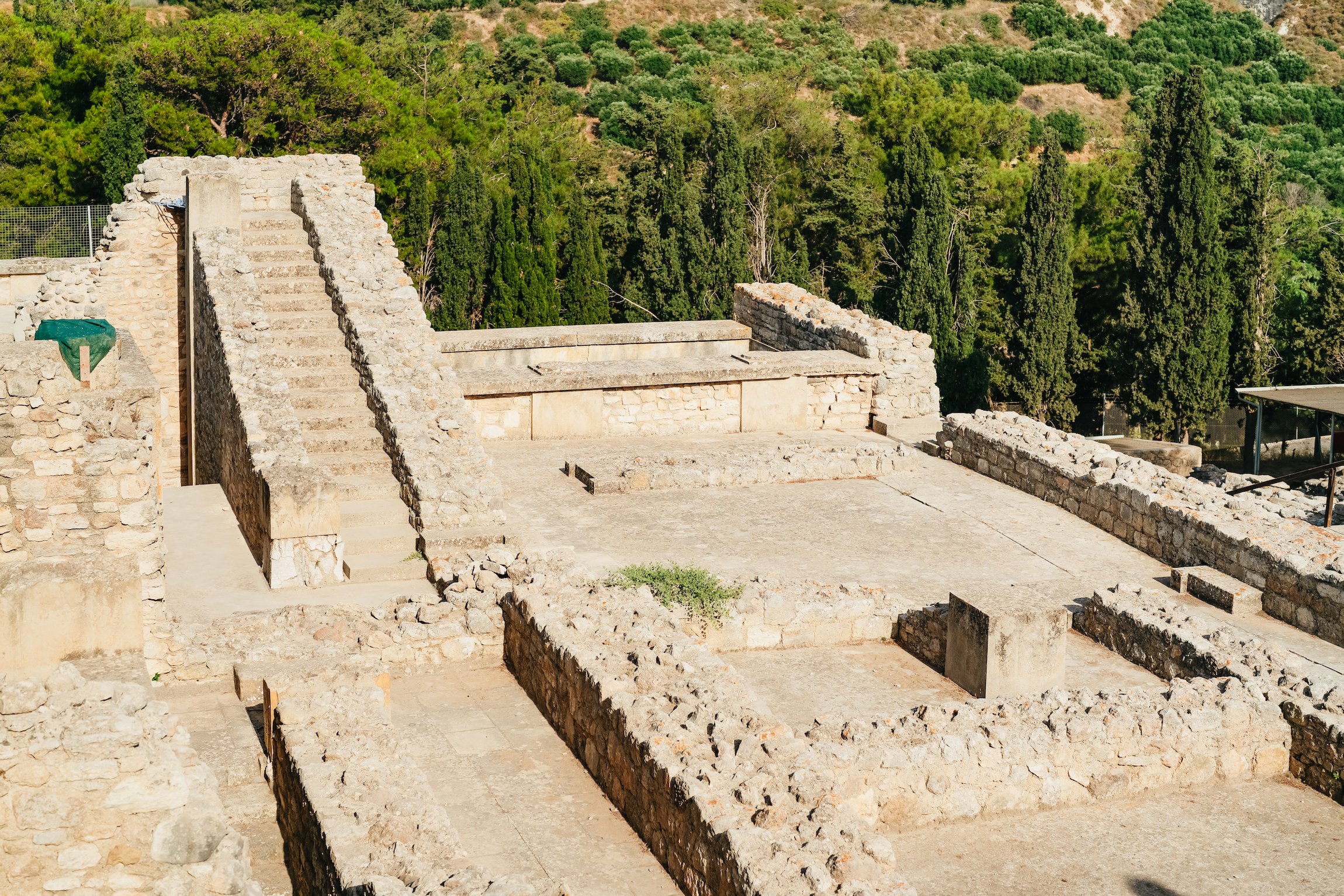 Knossos Palace guided tour Crete — Minoan throne room, grand staircase, bull-leaping frescoes, central court — image 12