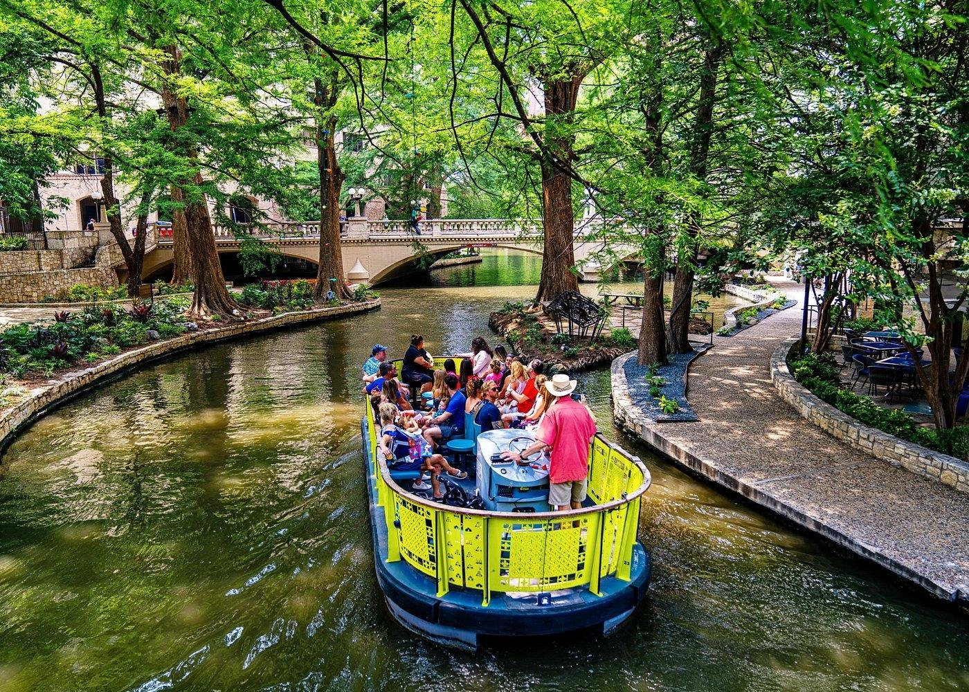 San Antonio Historic Walking Tour with River Cruise & Tower Access