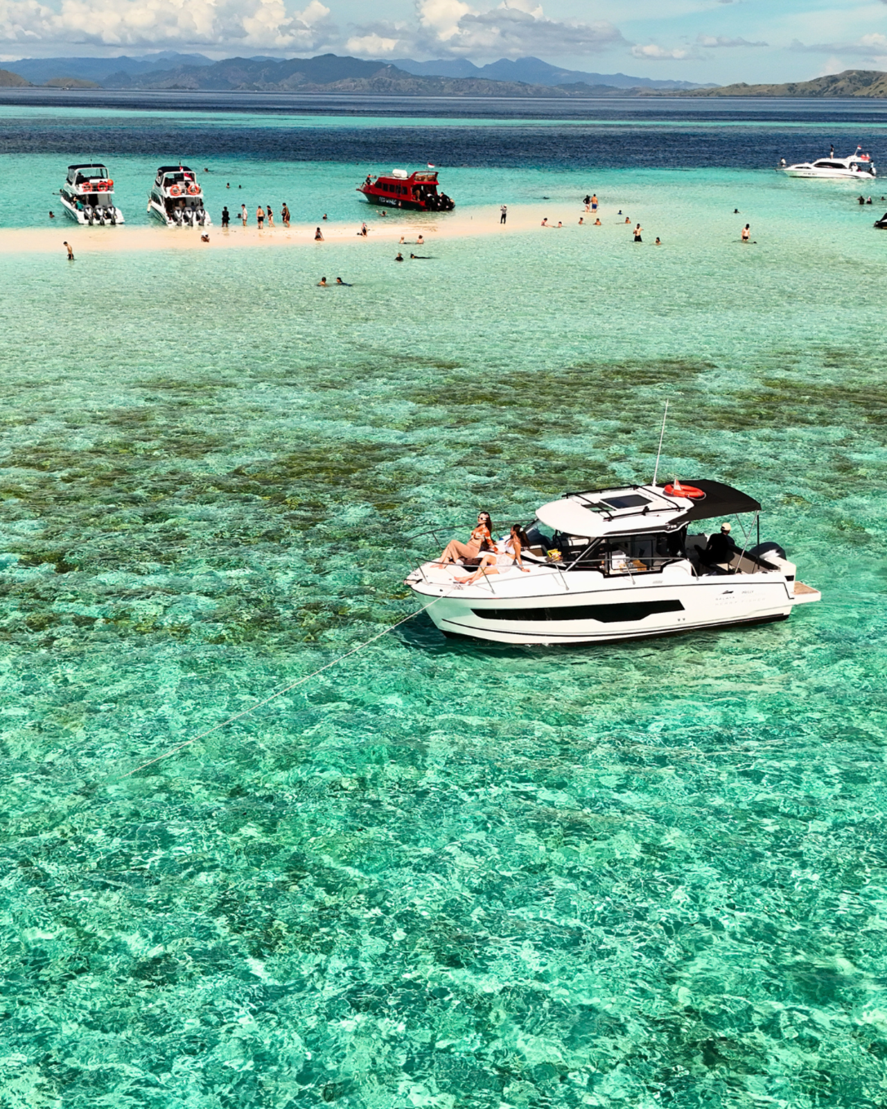 Komodo 6-Island Private Yacht Day Trip with Manta Ray Snorkeling