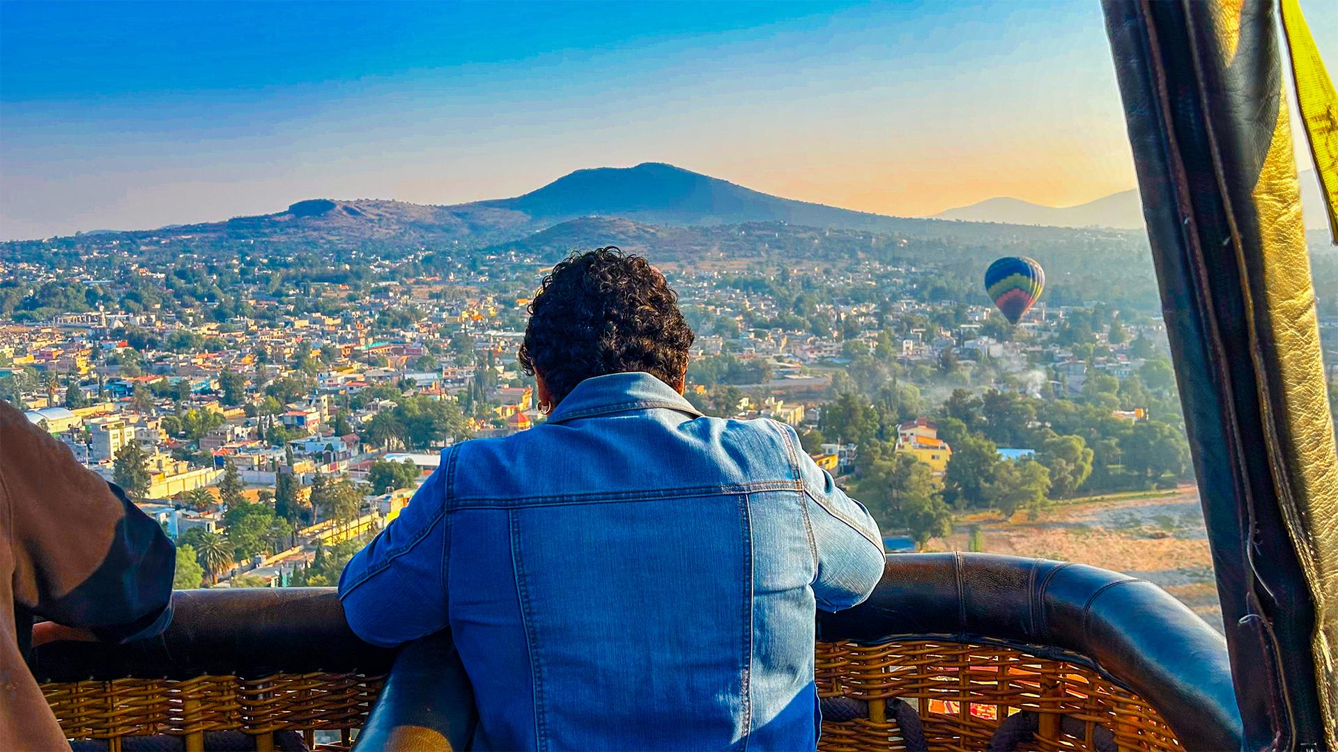 Teotihuacan Sunrise Hot Air Balloon Flight & Cultural Tour