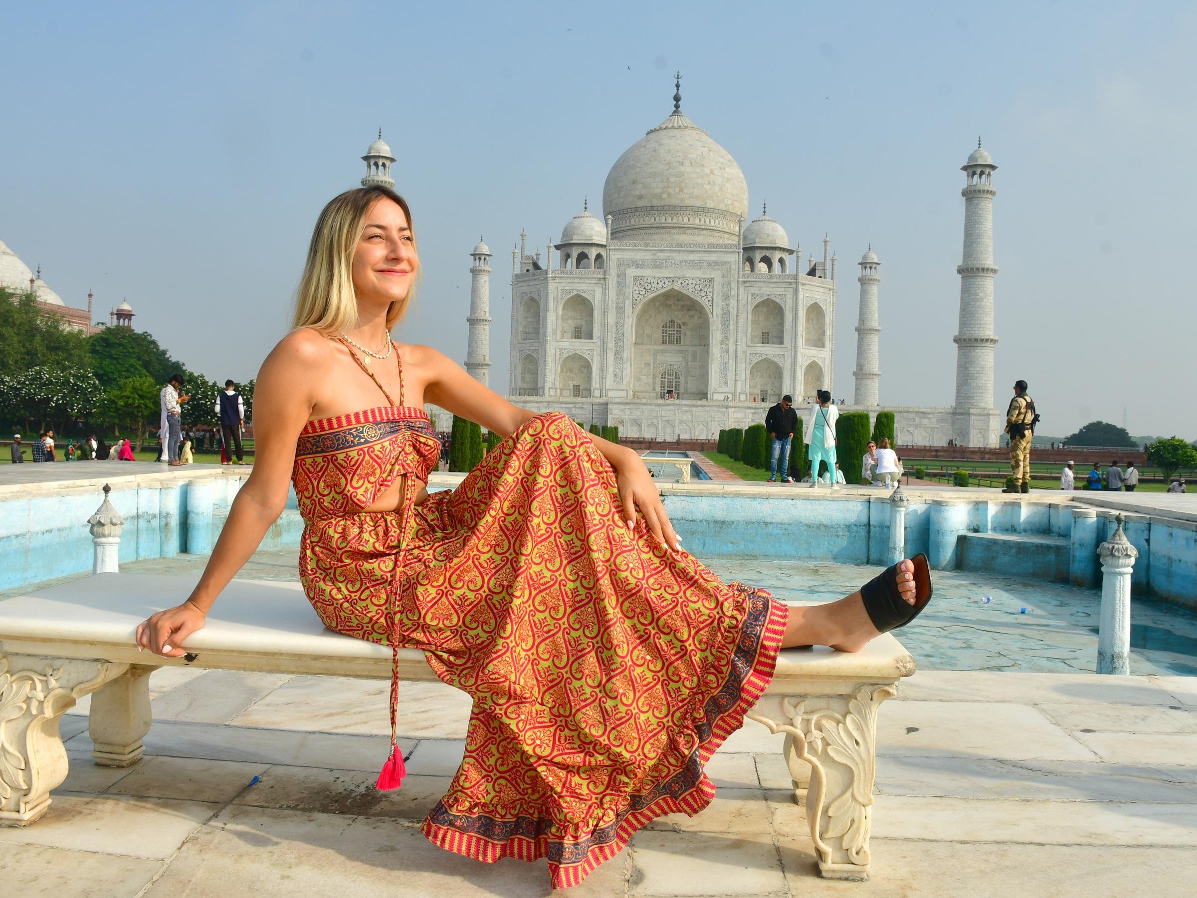 Delhi to Taj Mahal Sunrise Tour with Agra Fort & Pickup
