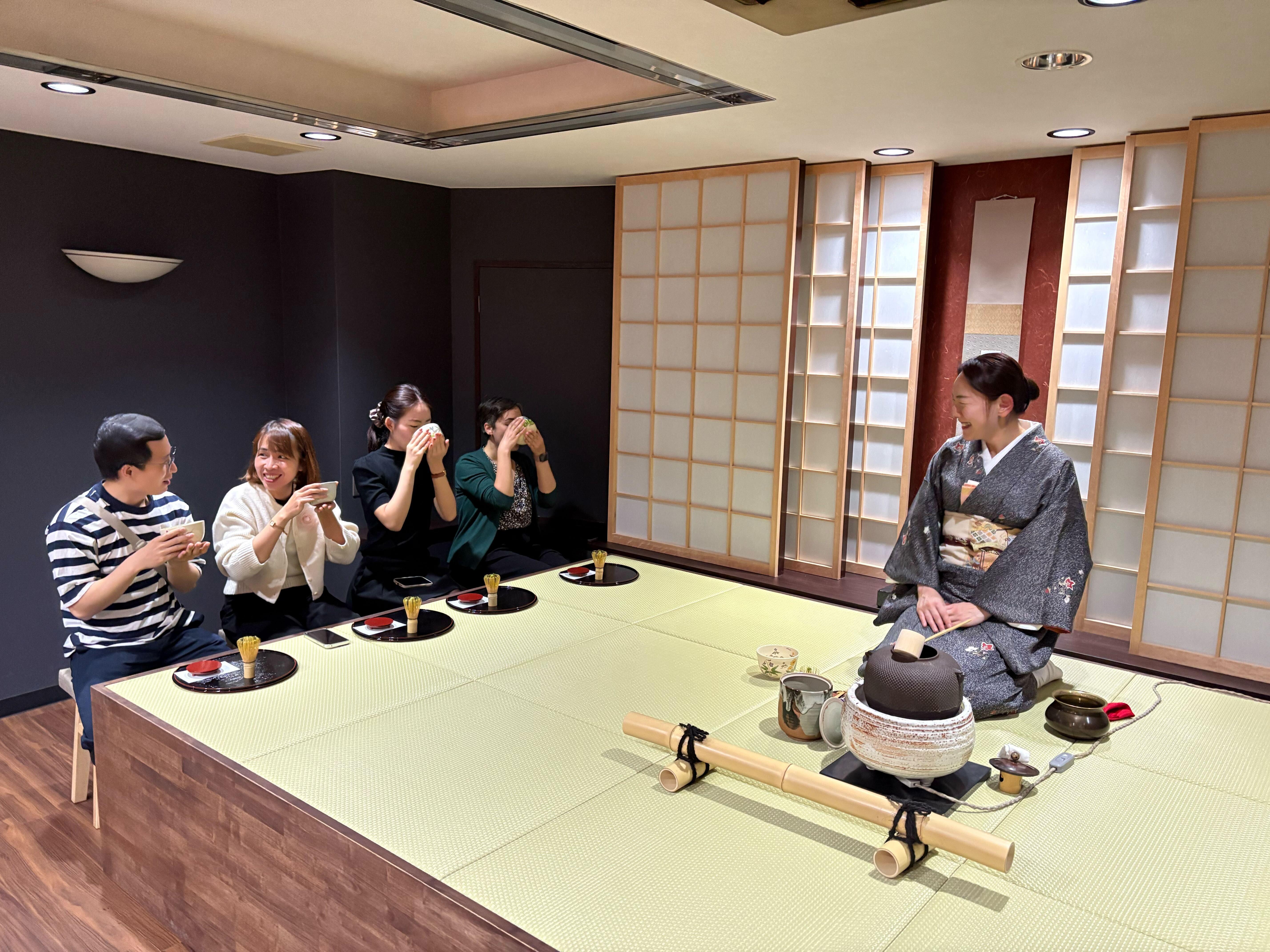 Traditionell teceremoni i Gion med matcha & lokala sötsaker