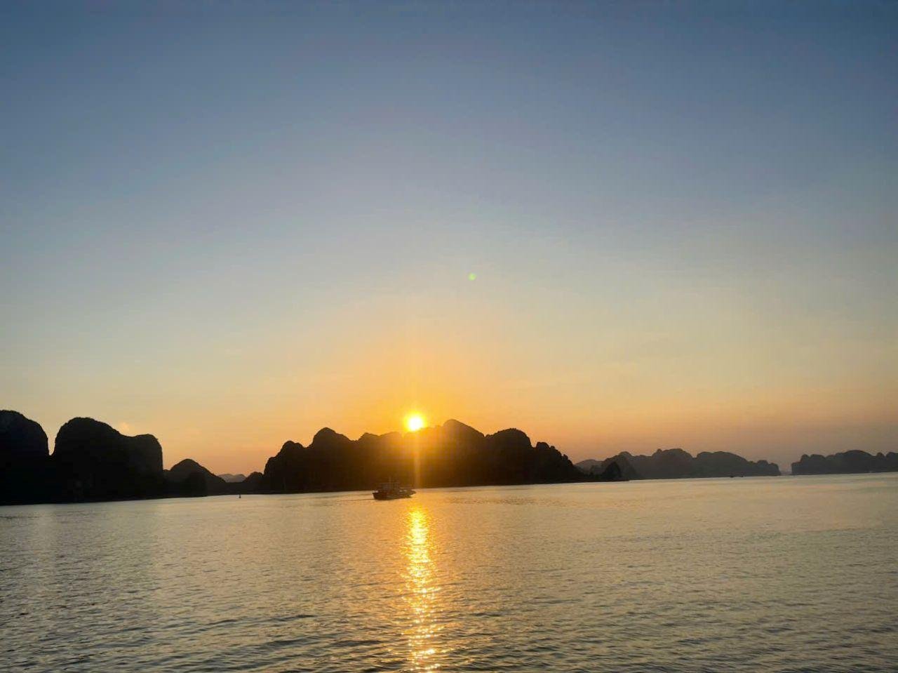 Ha Long Bay Day Trip from Hanoi: Luxury or Standard Cruise with Lunch