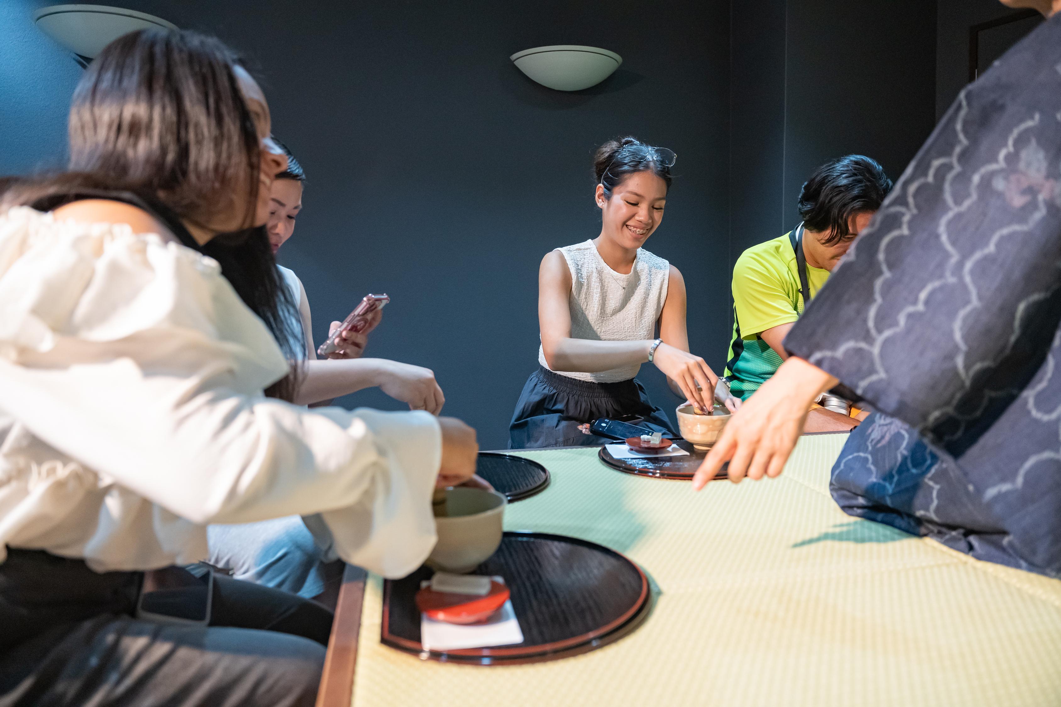 Traditionell teceremoni i Gion med matcha & lokala sötsaker