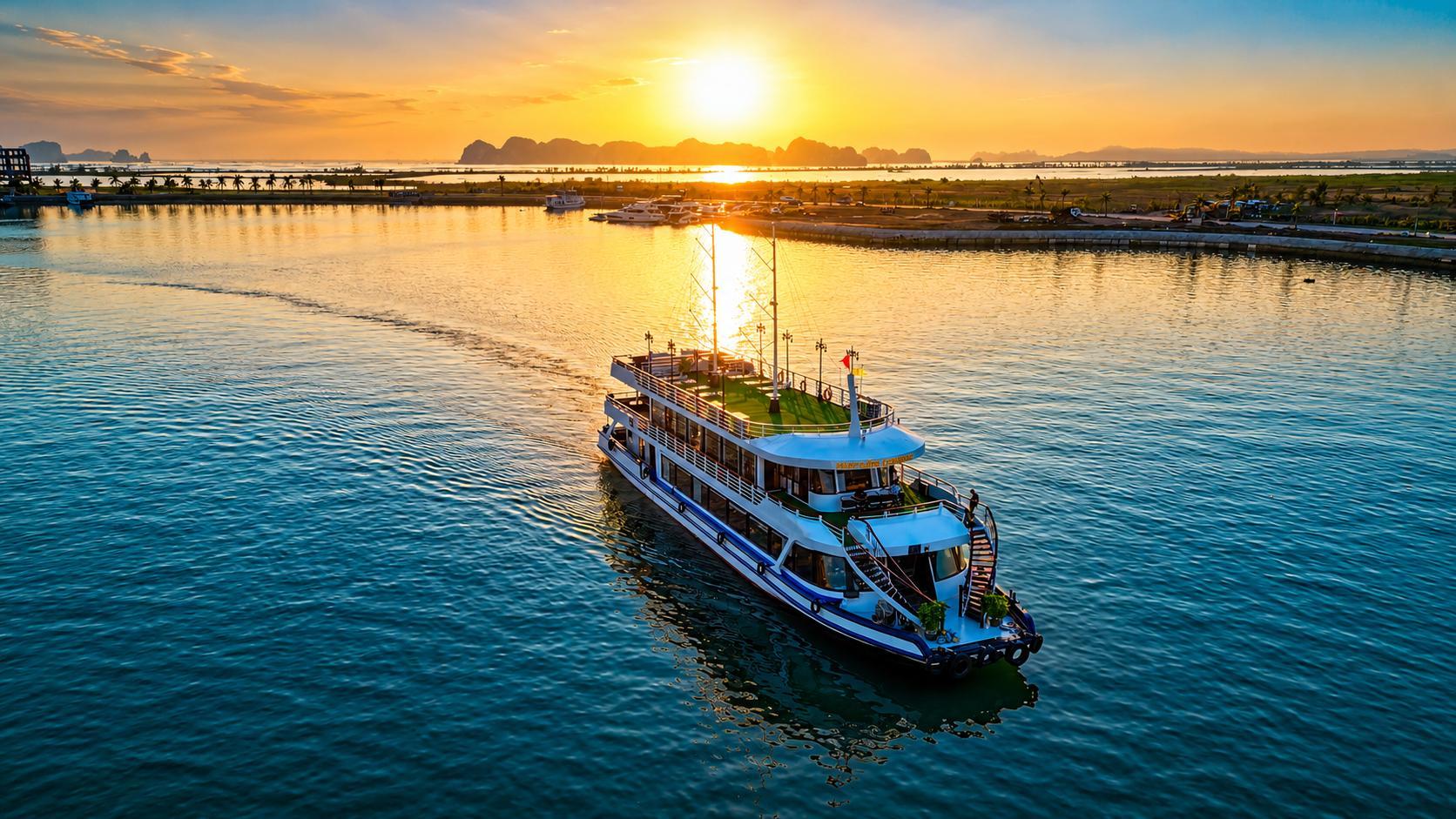 Luxury Ha Long Bay Day Cruise with Buffet & Kayaking
