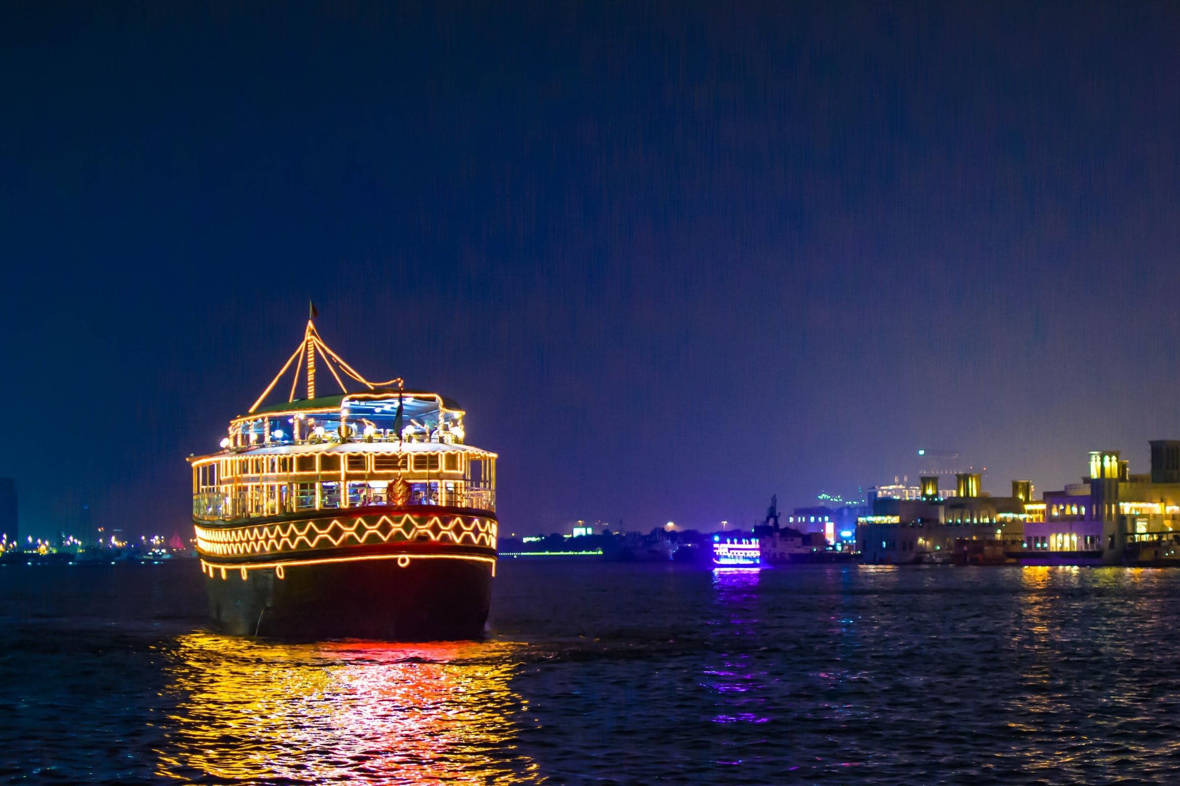 Traditional Dhow Dinner Cruise with Entertainment