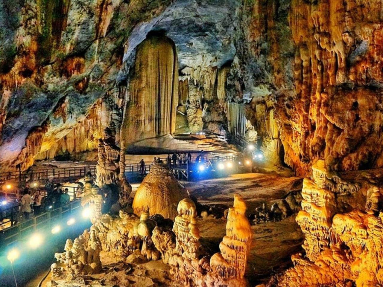 Phong Nha/Dong Hoi: Phong Nha Cave and Paradise Cave Tour