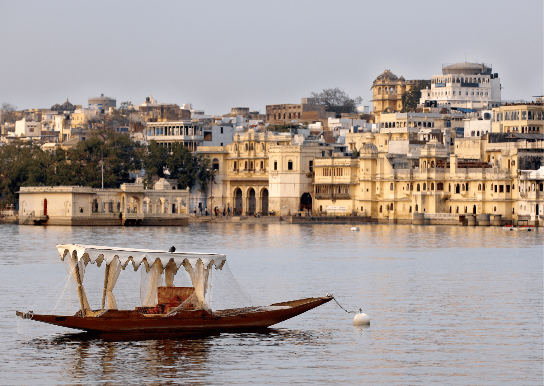 Udaipur: Ghats Walking Tour & Lake Pichola Boat Cruise