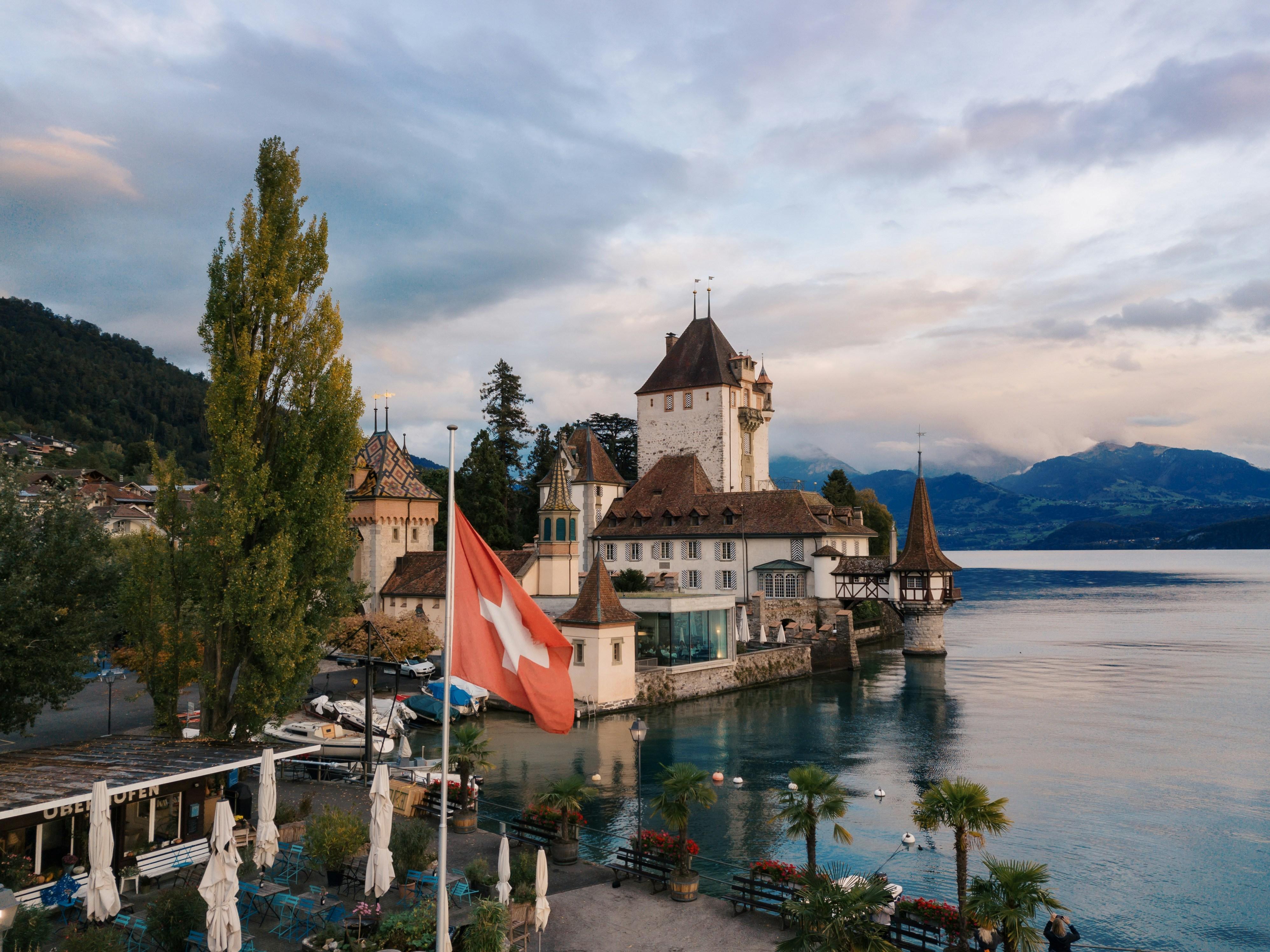 Interlaken: Lake Thun Three Castles Private Tour