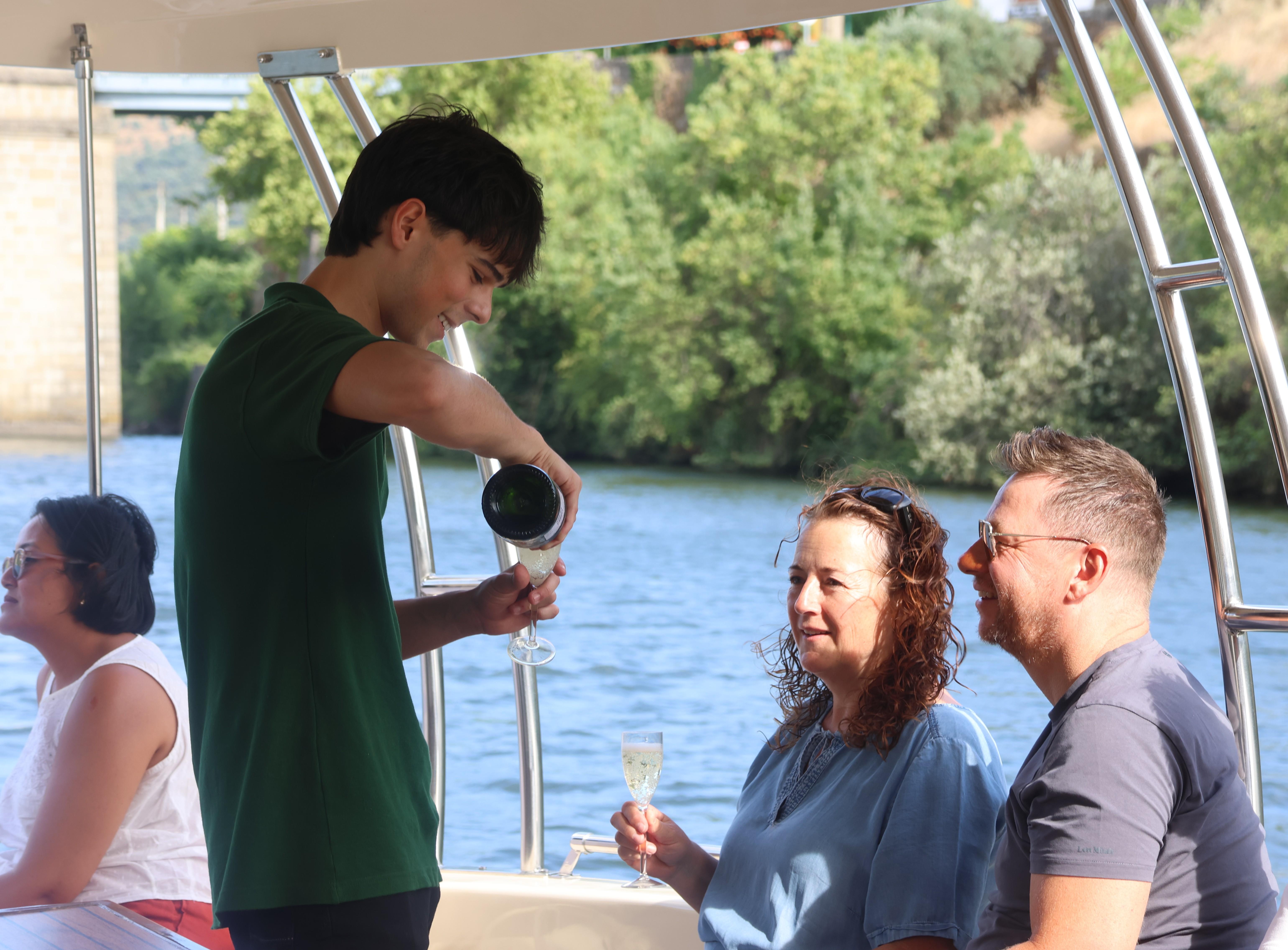 Douro Valley Wine Tour with River Cruise & Vineyard Lunch