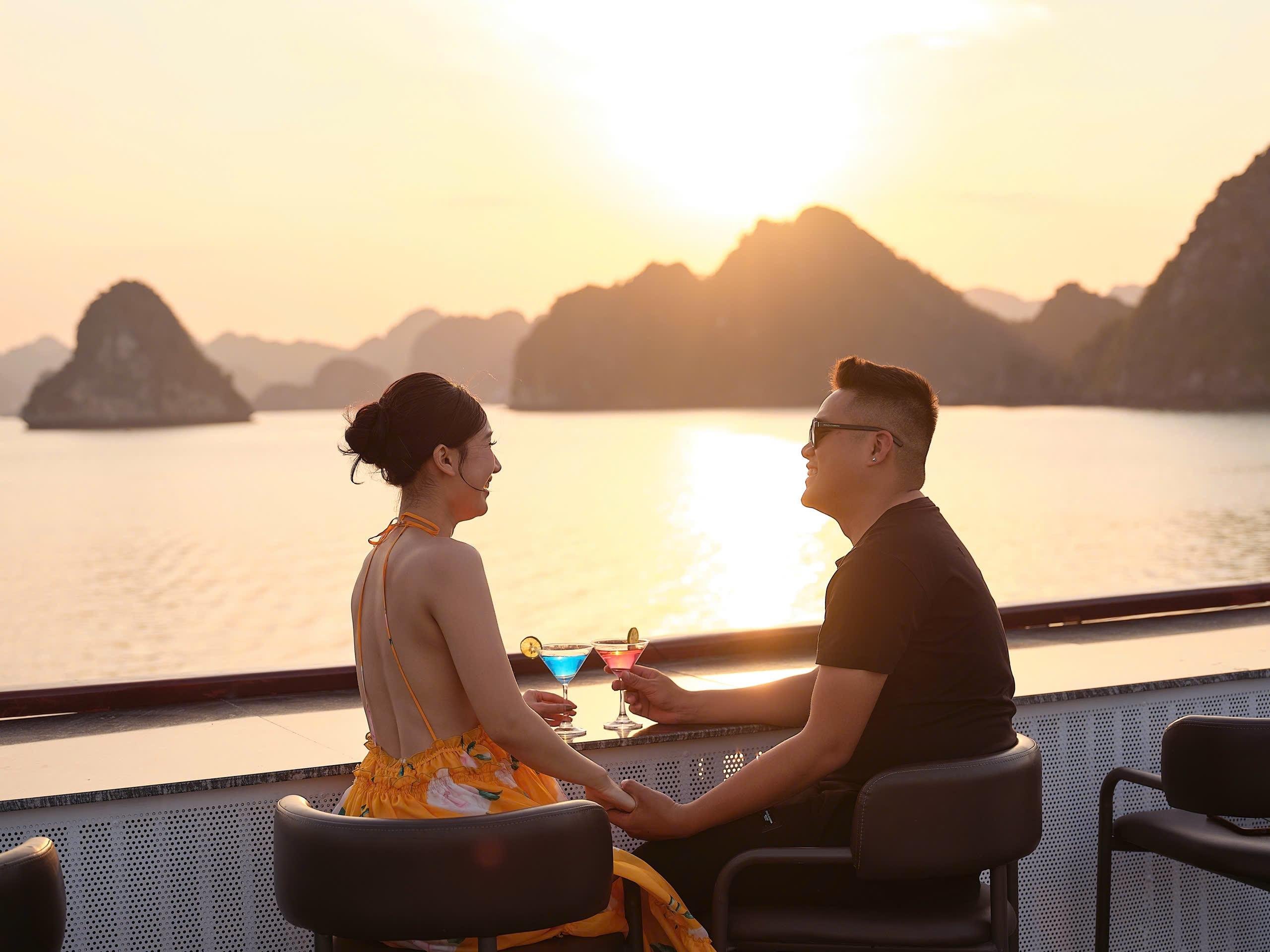 Ha Long Bay Full-Day Luxury Cruise from Hanoi