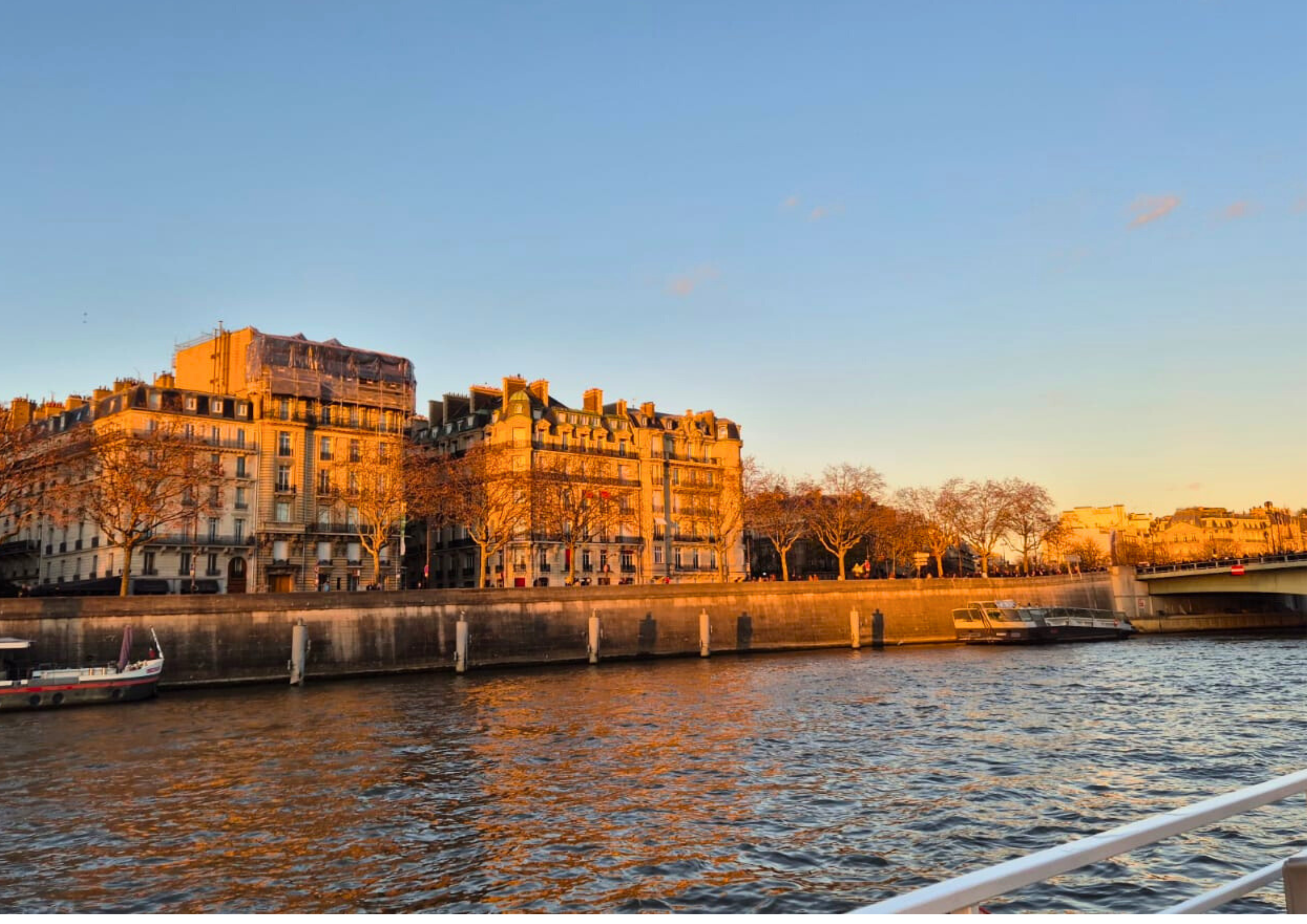 Paris Evening Seine River Cruise with Champagne