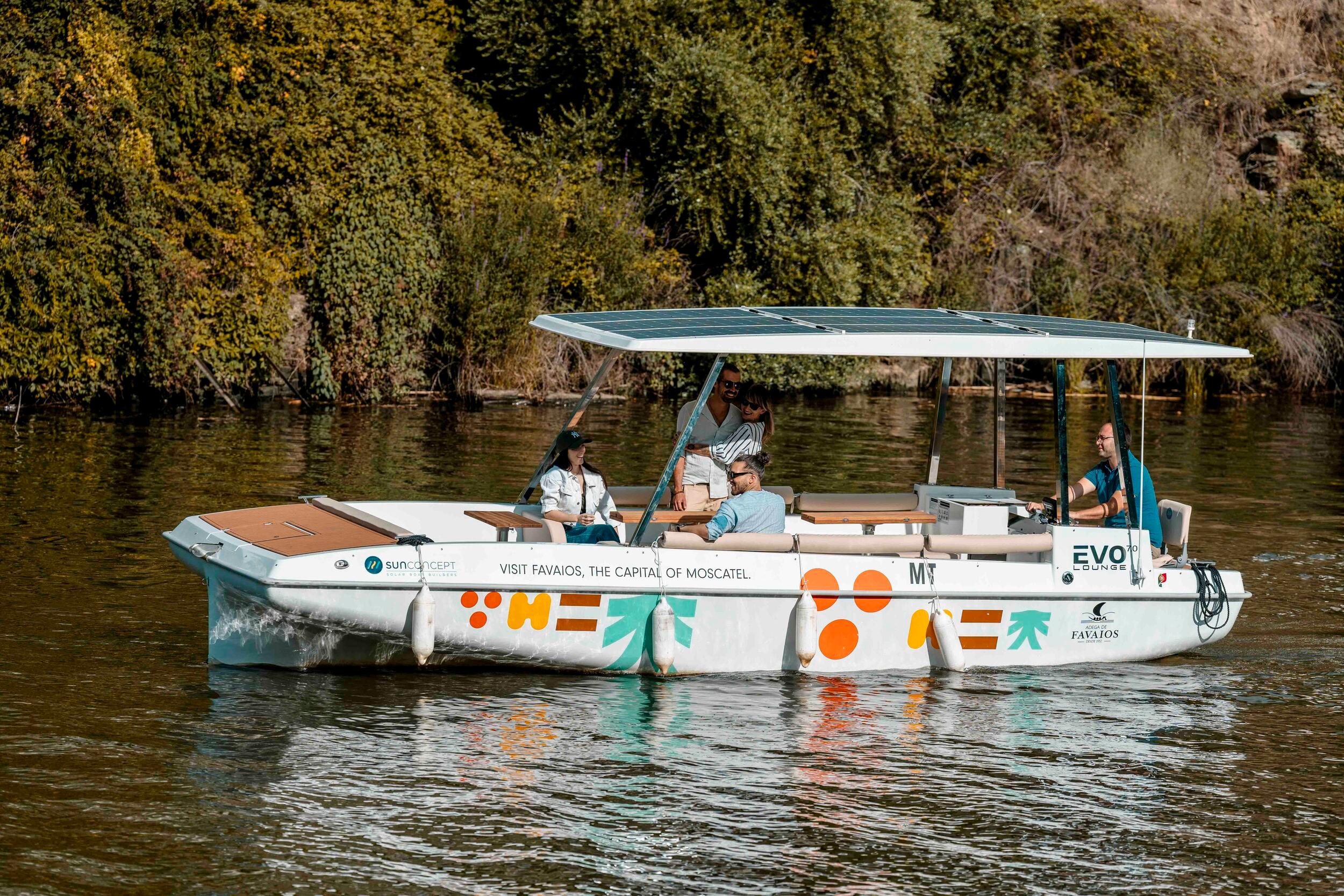 Pinhão Solar Boat Cruise on the Douro with Wine Tasting