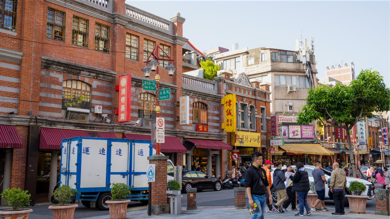 Taipei Highlights: Longshan Temple, Dihua Street & Taipei 101