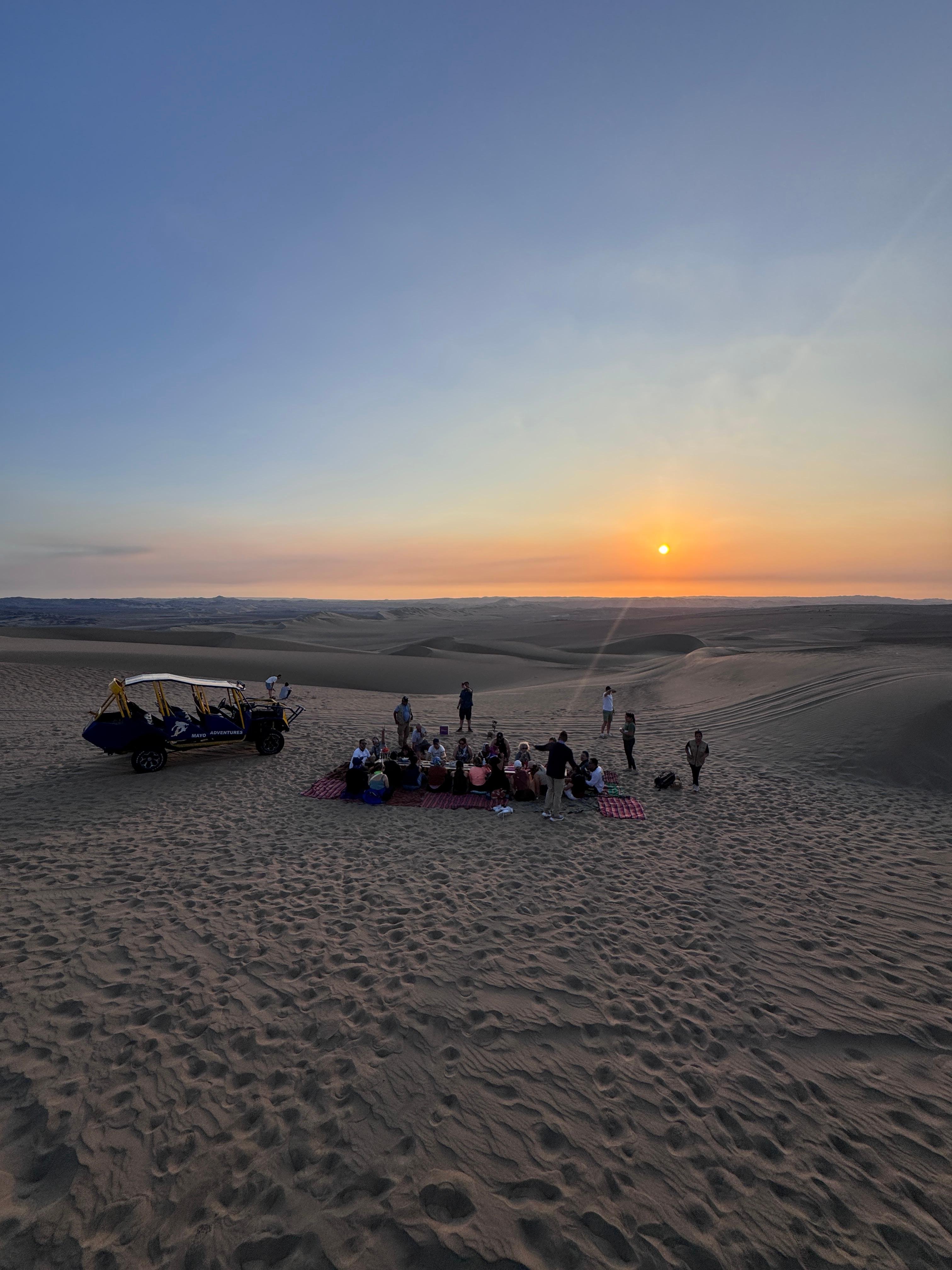 Aventura en Paracas y Huacachina: Islas, Dunas y Puesta de Sol en el Desierto