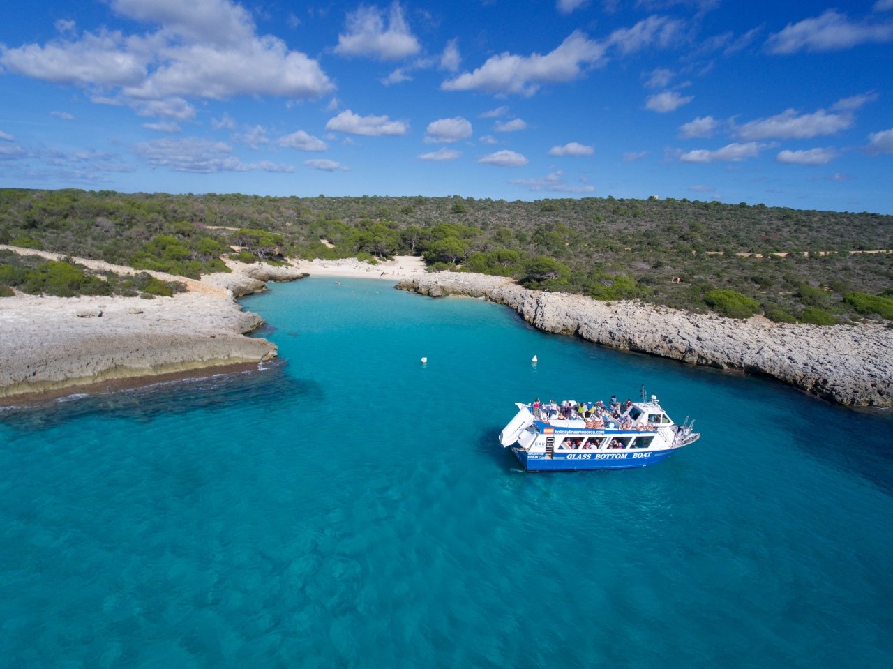 Viaje de ida y vuelta en barco lanzadera de Cala'n Bosch a Cala Galdana