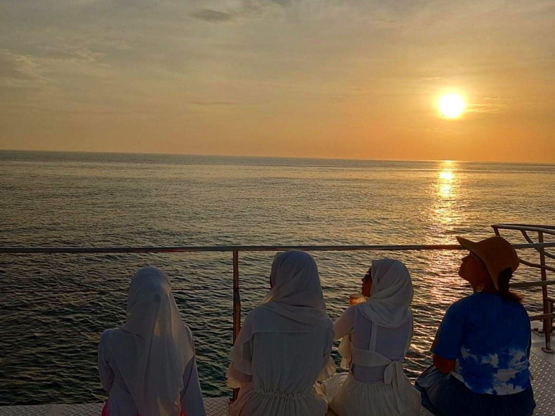 Phuket: Sunset Catamaran Cruise to Coral Island