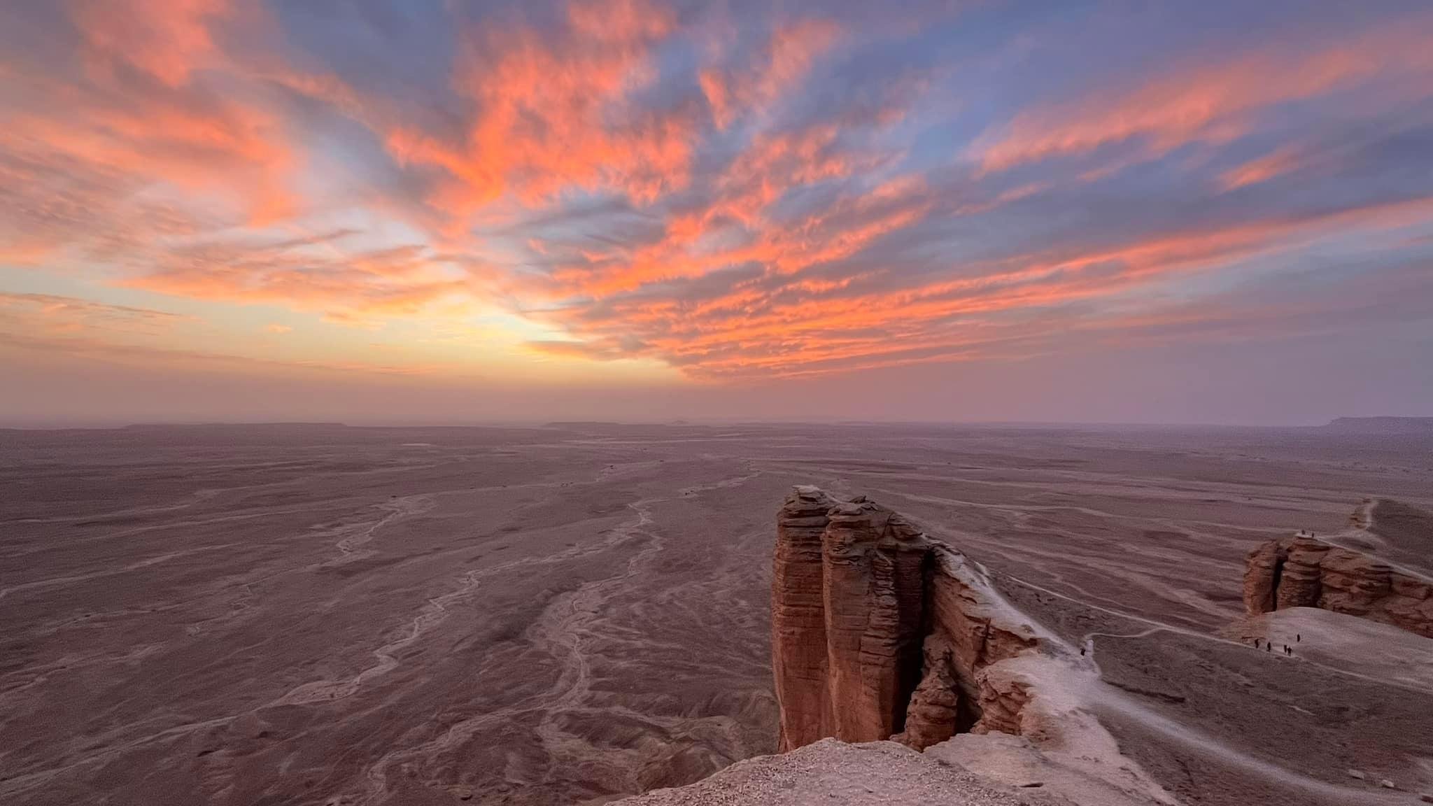 Edge of the World Adventure with Camel Ride & Dinner
