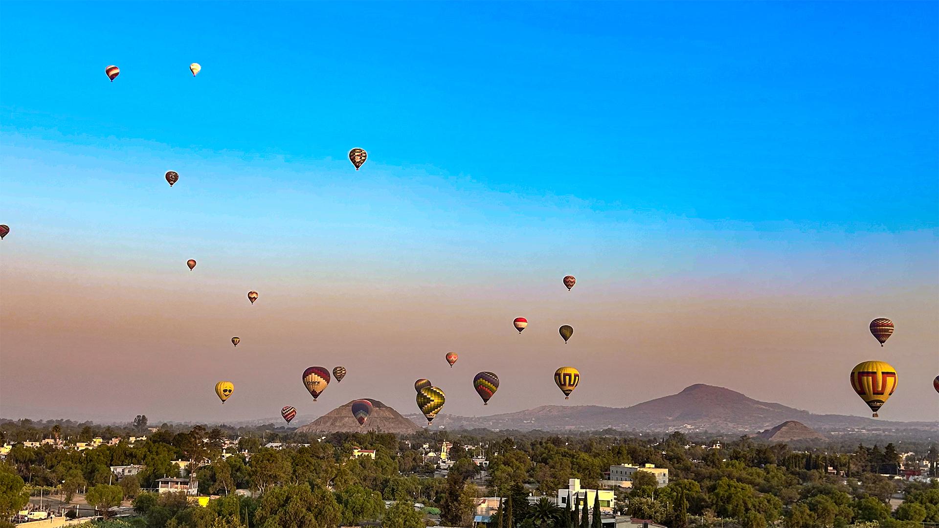 Teotihuacan Sunrise Hot Air Balloon Flight with Breakfast